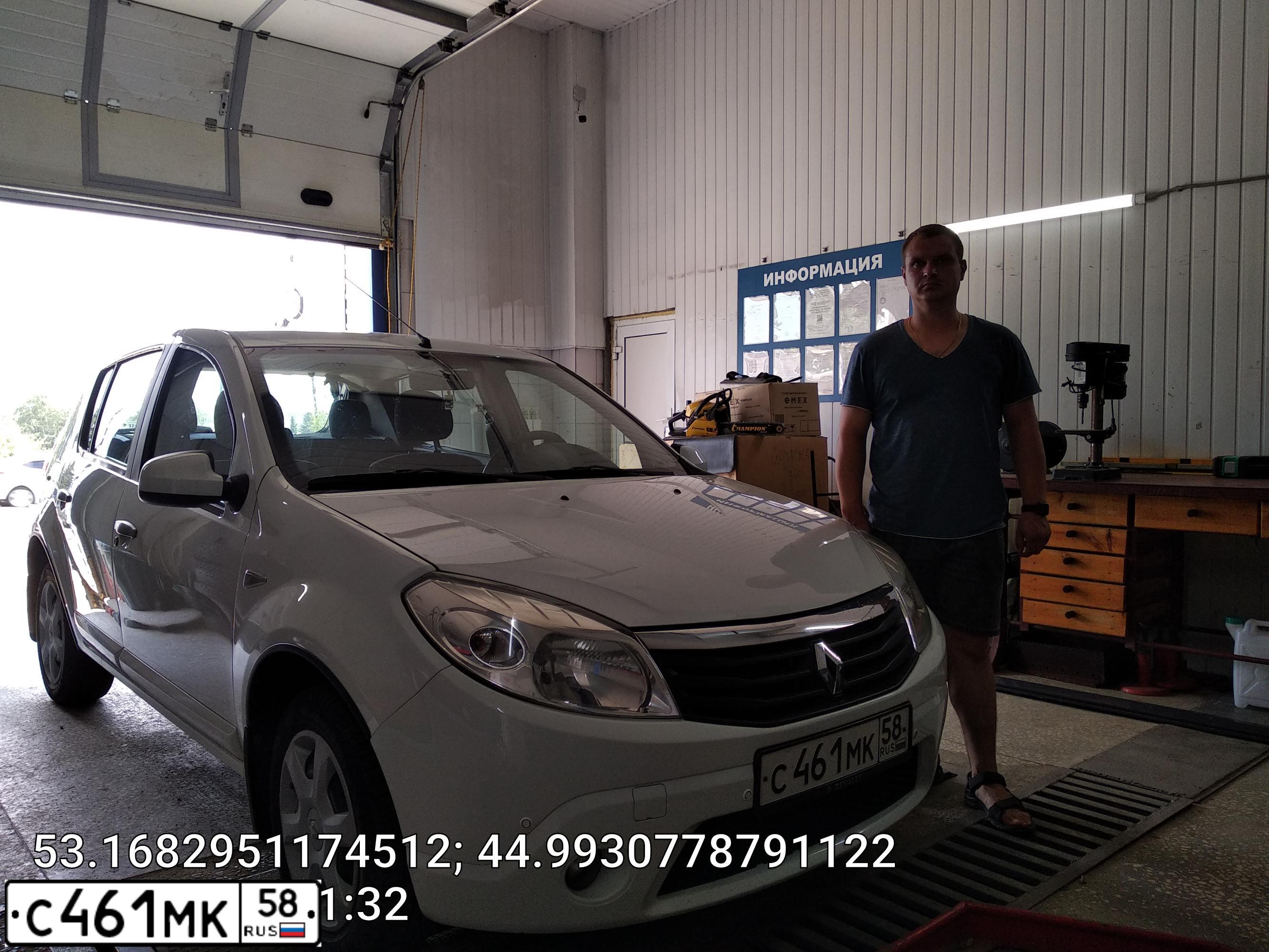 Фото автомобиля RENAULT SANDERO, 2011 — госномер С461МК58. Цвет: Белый