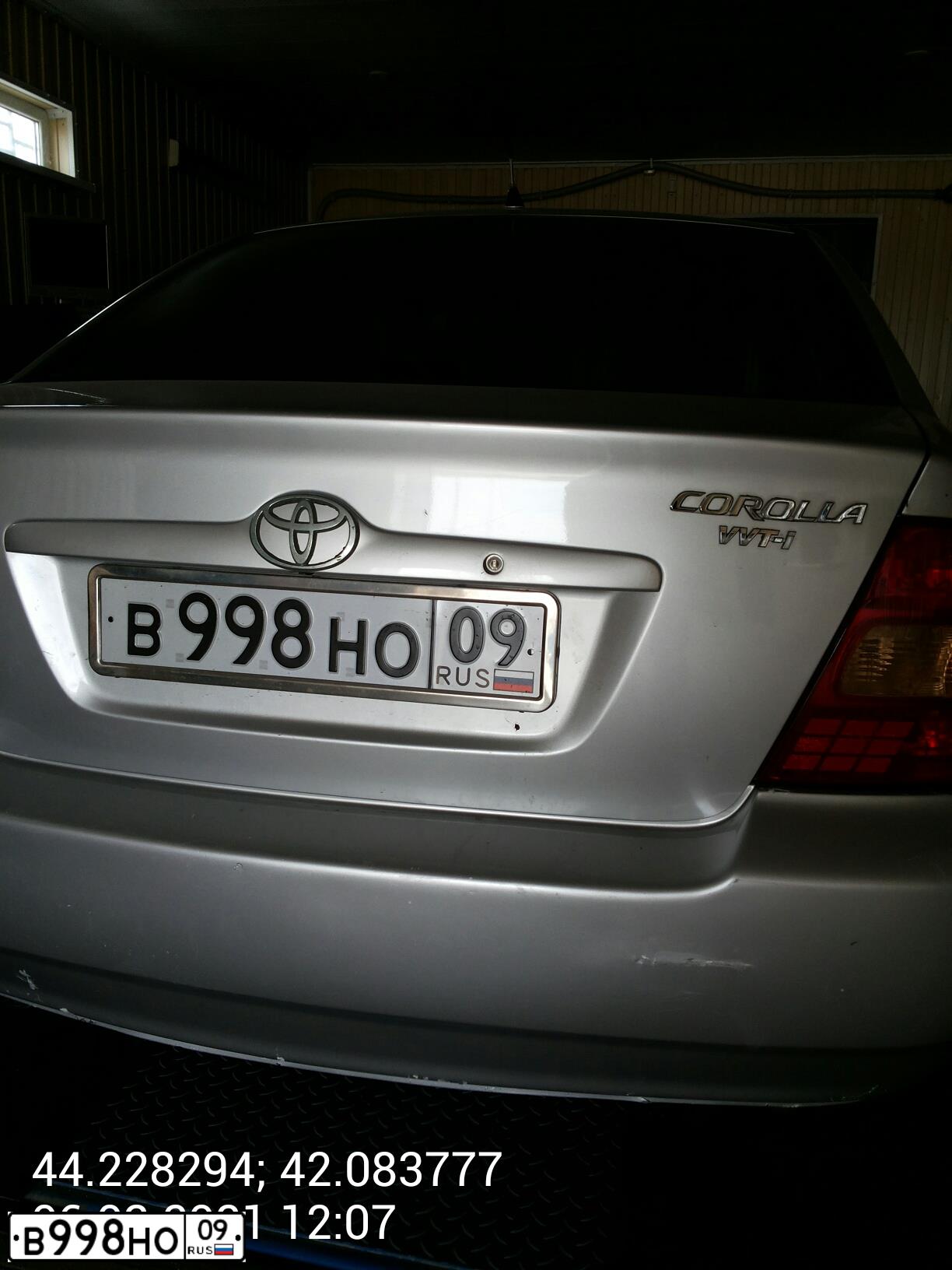 Фото автомобиля TOYOTA COROLLA, 2004 — госномер М777МО09. Цвет: СЕРЕБРИСТЫЙ