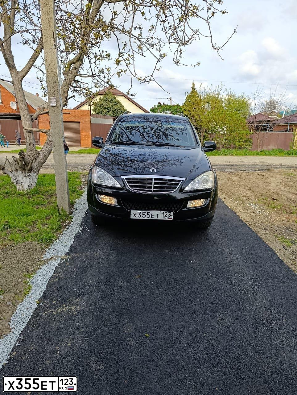 Фото автомобиля SSANGYONG KYRON, 2011 — госномер Х355ЕТ123. Цвет: ЧЕРНЫЙ