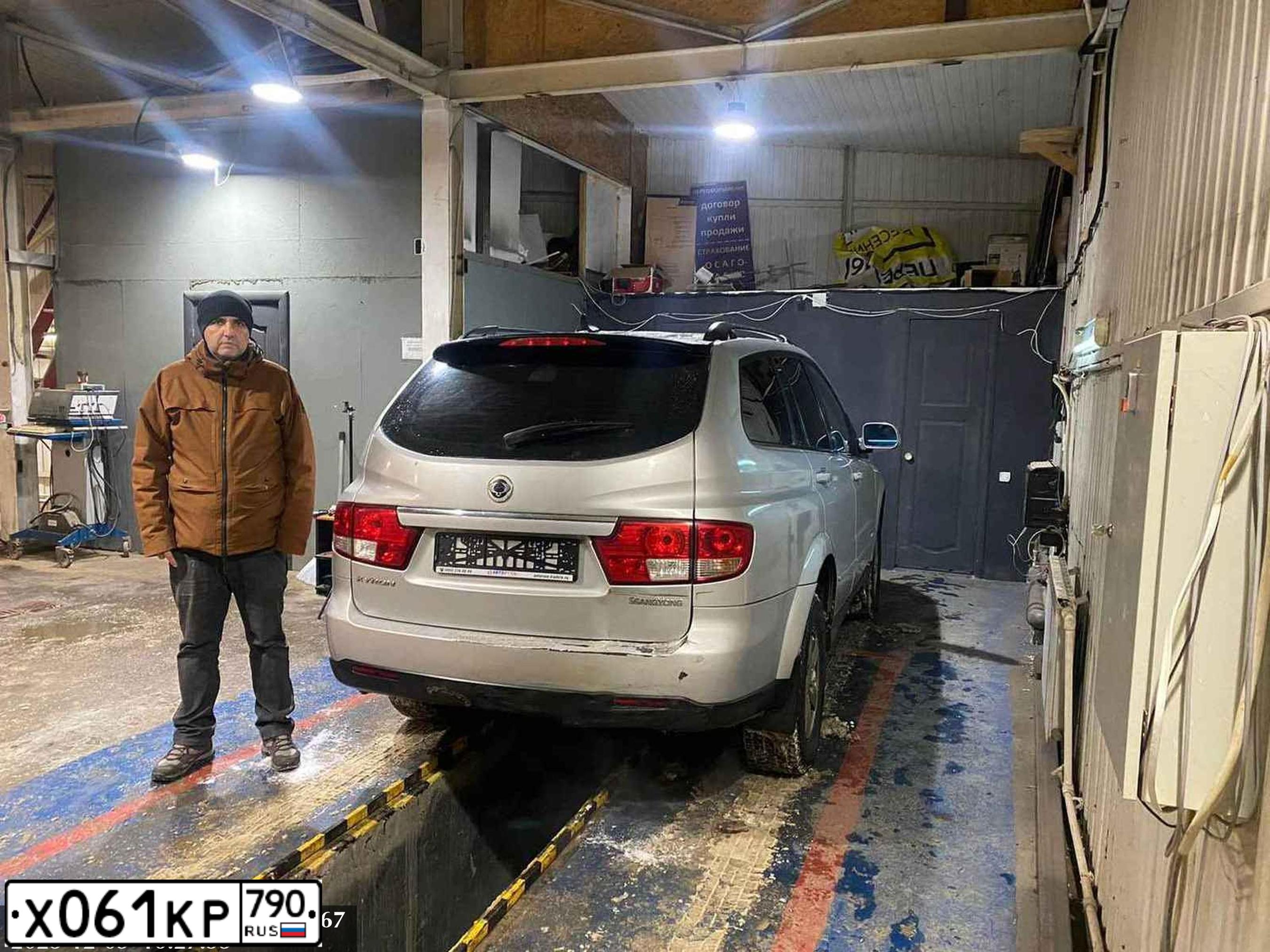 Фото автомобиля SSANGYONG KYRON, 2008 — госномер Е511ЕЕ36. Цвет: СЕРЕБРИСТЫЙ