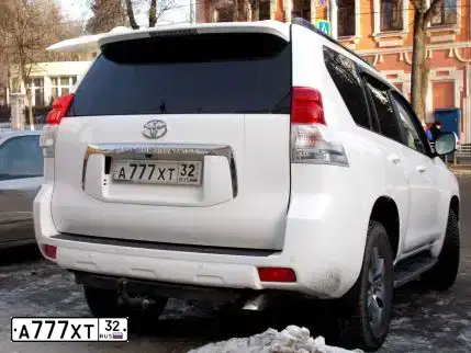 Фото автомобиля TOYOTA LANDCRUISER, 2011 — госномер Н940АС32. Цвет: БЕЛЫЙ