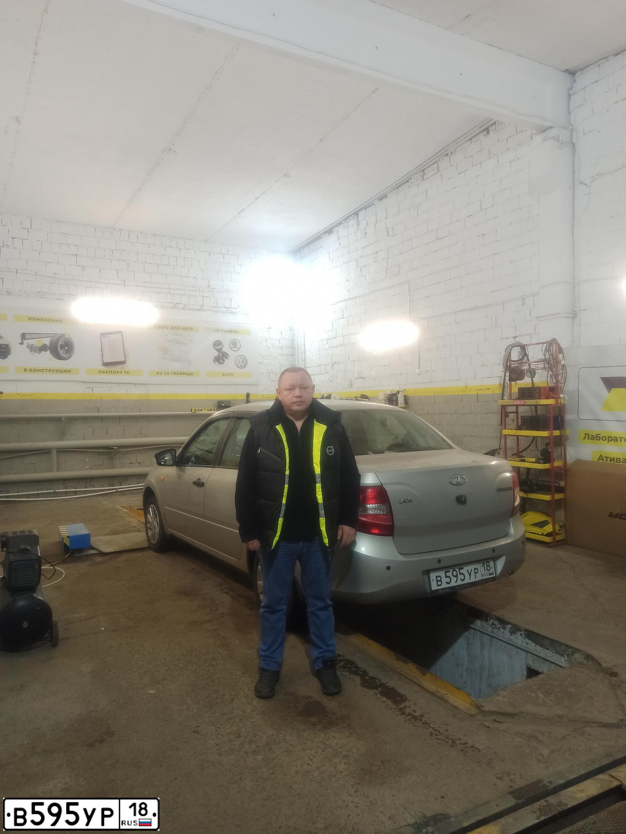 Фото автомобиля LADA 2190 GRANTA, 2016 — госномер В595УР18. Цвет: СЕРЕБРИСТЫЙ
