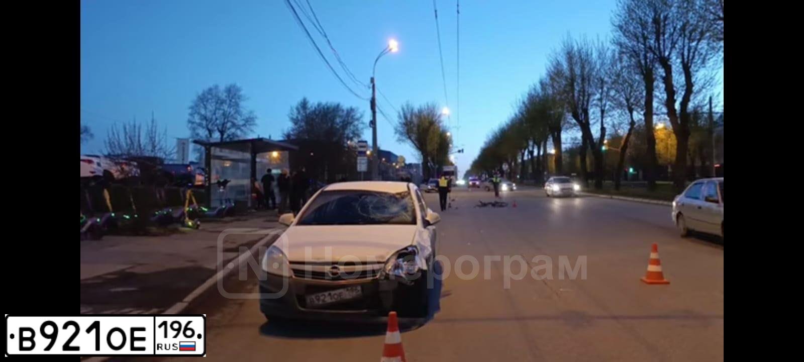 Фото автомобиля OPEL ASTRA, 2014 — госномер В921ОЕ196. Цвет: БЕЛЫЙ