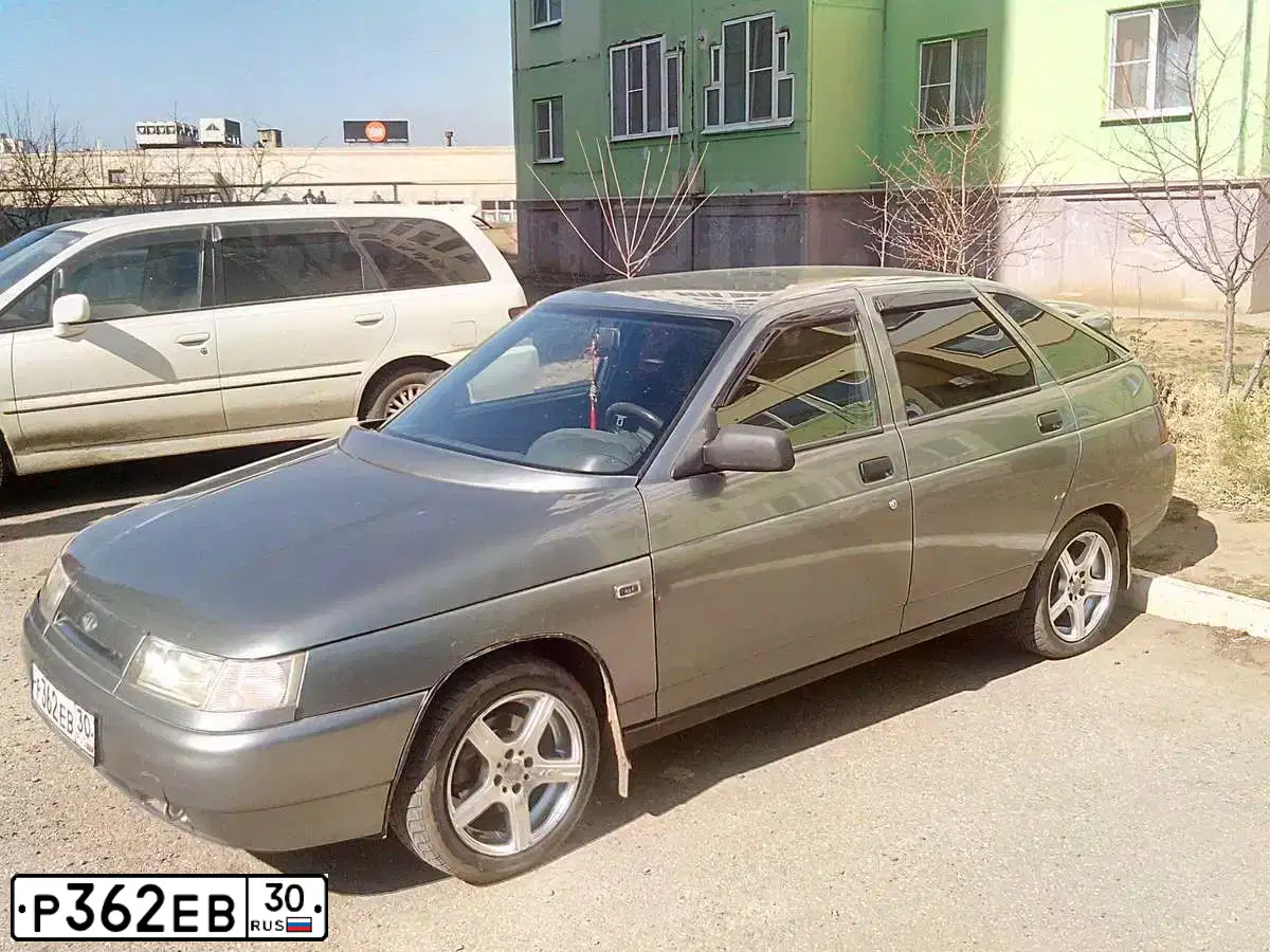 Фото автомобиля LADA 2112 LADA, 2006 — госномер Р362ЕВ30. Цвет: средний серо-зеленый металлик