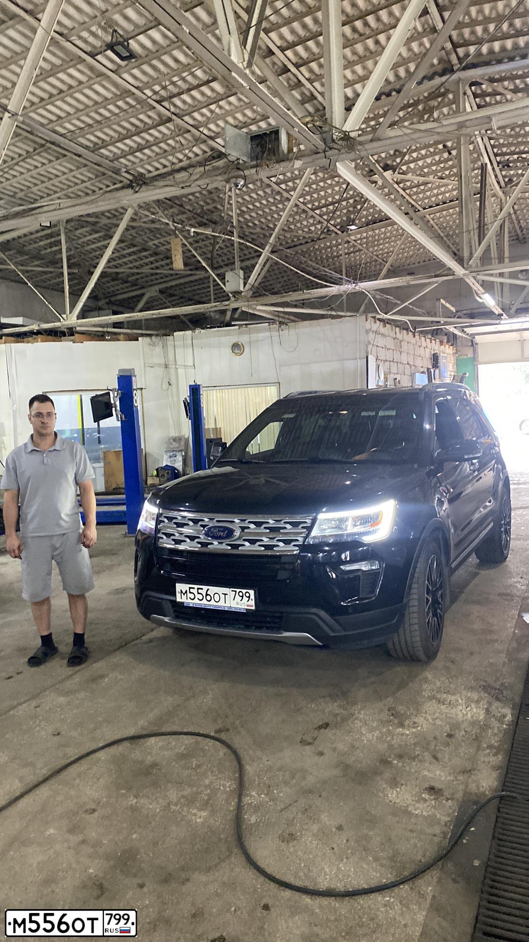 Фото автомобиля FORD EXPLORER, 2019 — госномер М556ОТ799. Цвет: ЧЕРНЫЙ