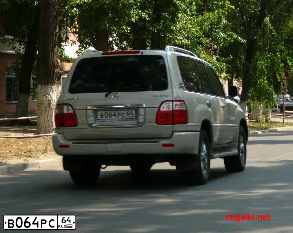 Фото автомобиля MITSUBISHI PAJERO, 2003 — госномер В064РС64. Цвет: ЧЕРНЫЙ