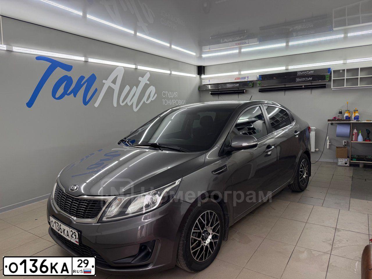 Фото автомобиля KIA RIO, 2014 — госномер О136КА29. Цвет: ТЕМНО-СЕРЫЙ