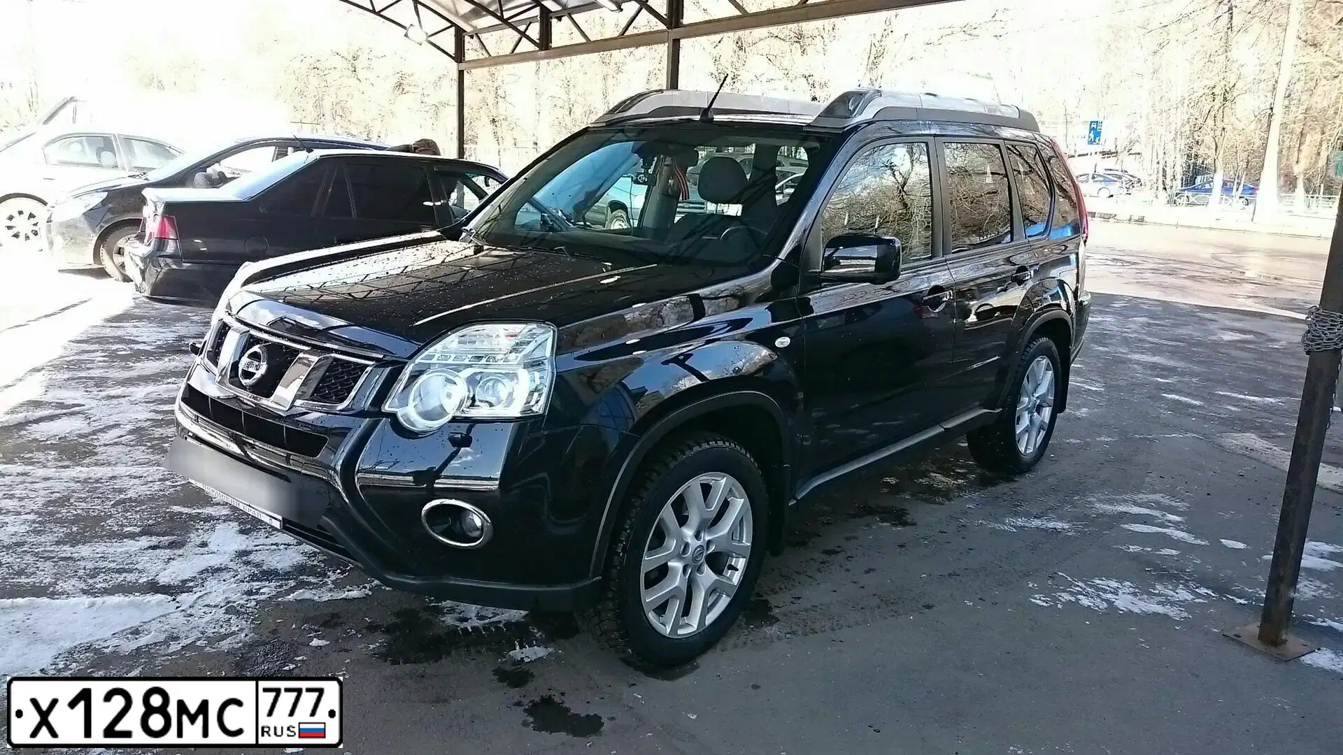 Фото автомобиля NISSAN X-TRAIL, 2014 — госномер Х128МС777. Цвет: ЧЕРНЫЙ