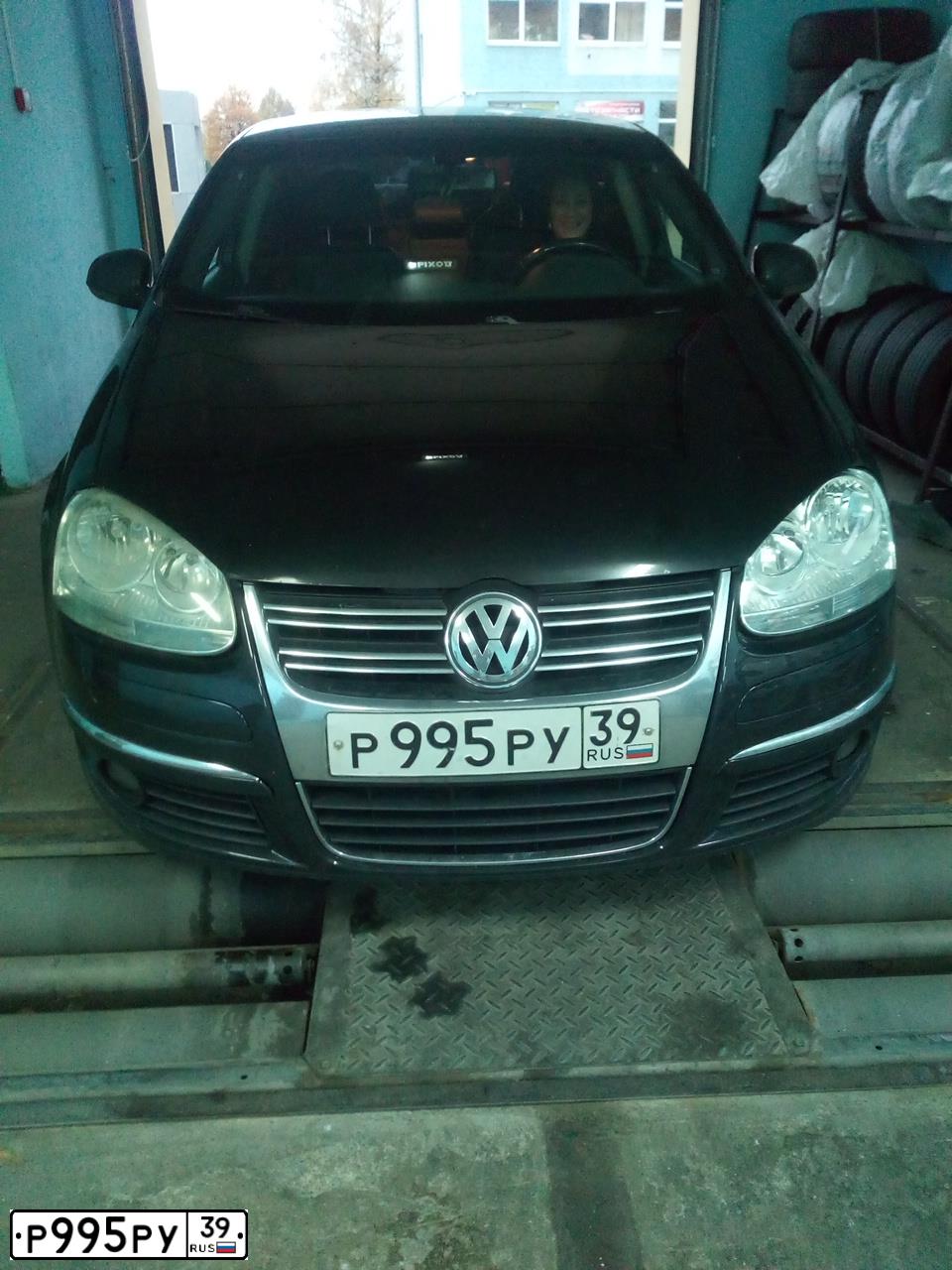 Фото автомобиля VOLKSWAGEN JETTA, 2006 — госномер Р995РУ39. Цвет: ЧЕРНЫЙ