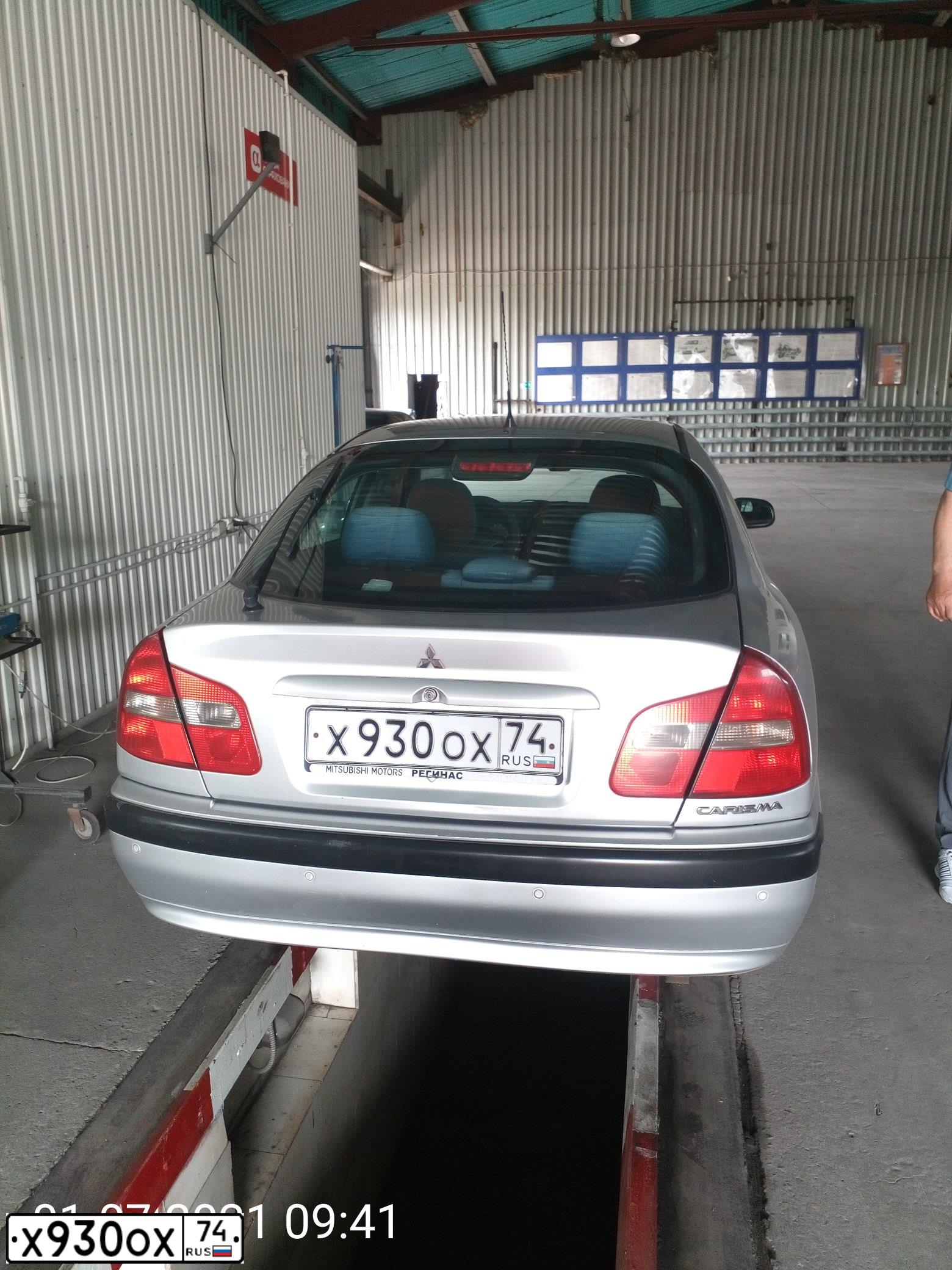 Фото автомобиля MITSUBISHI CARISMA, 2003 — госномер Х930ОХ74. Цвет: СЕРЫЙ