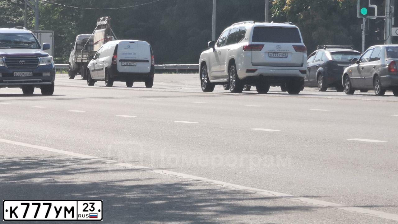 Фото автомобиля MERCEDES GL-KLASSE, 2007 — госномер В777УА82. Цвет: СЕРЕБРИСТЫЙ