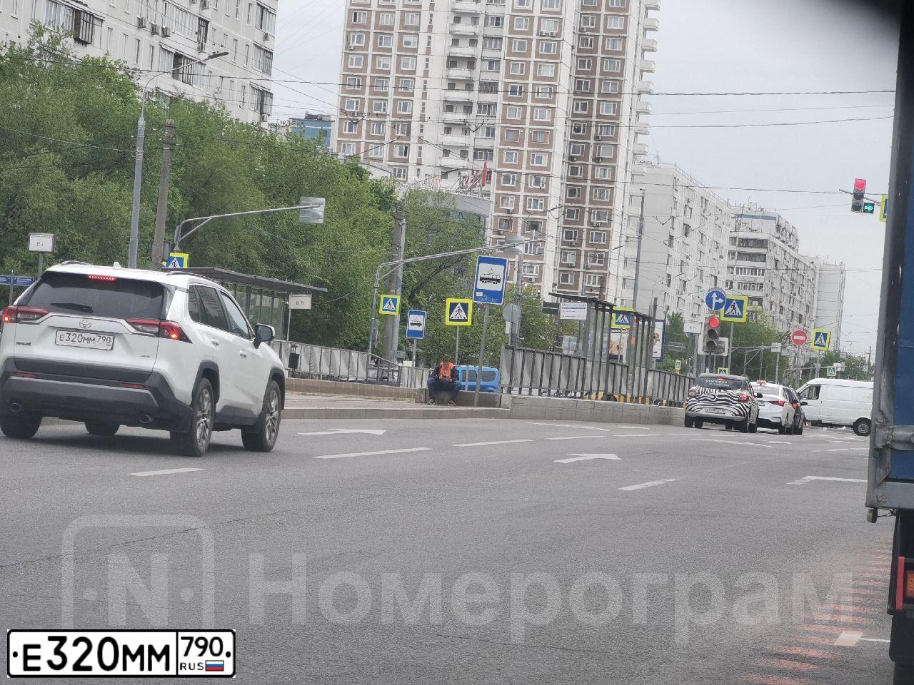 Фото автомобиля TOYOTA RAV4 МХАА54L RNХGВХ, 2022 — госномер Е320ММ790. Цвет: Белый
