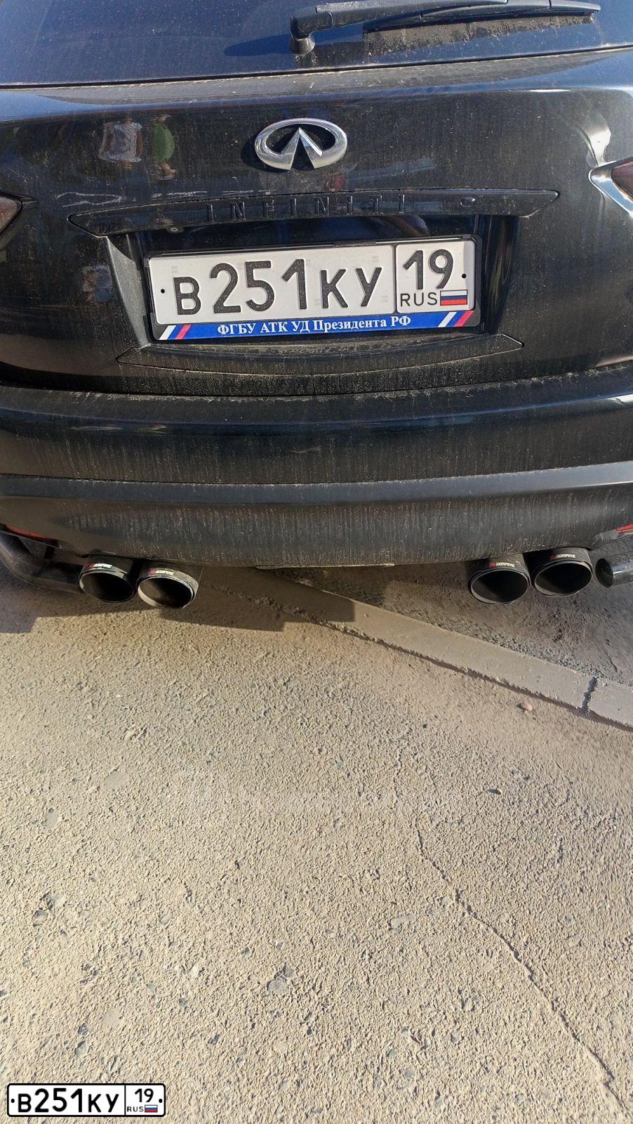 Фото автомобиля INFINITI QX70 /FX/, 2011 — госномер Р002РВ197. Цвет: ЧЕРНЫЙ