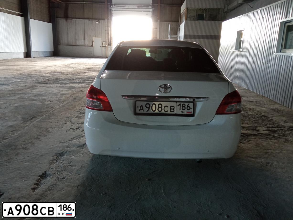 Фото автомобиля TOYOTA YARIS, 2008 — госномер Р012НА186. Цвет: Белый
