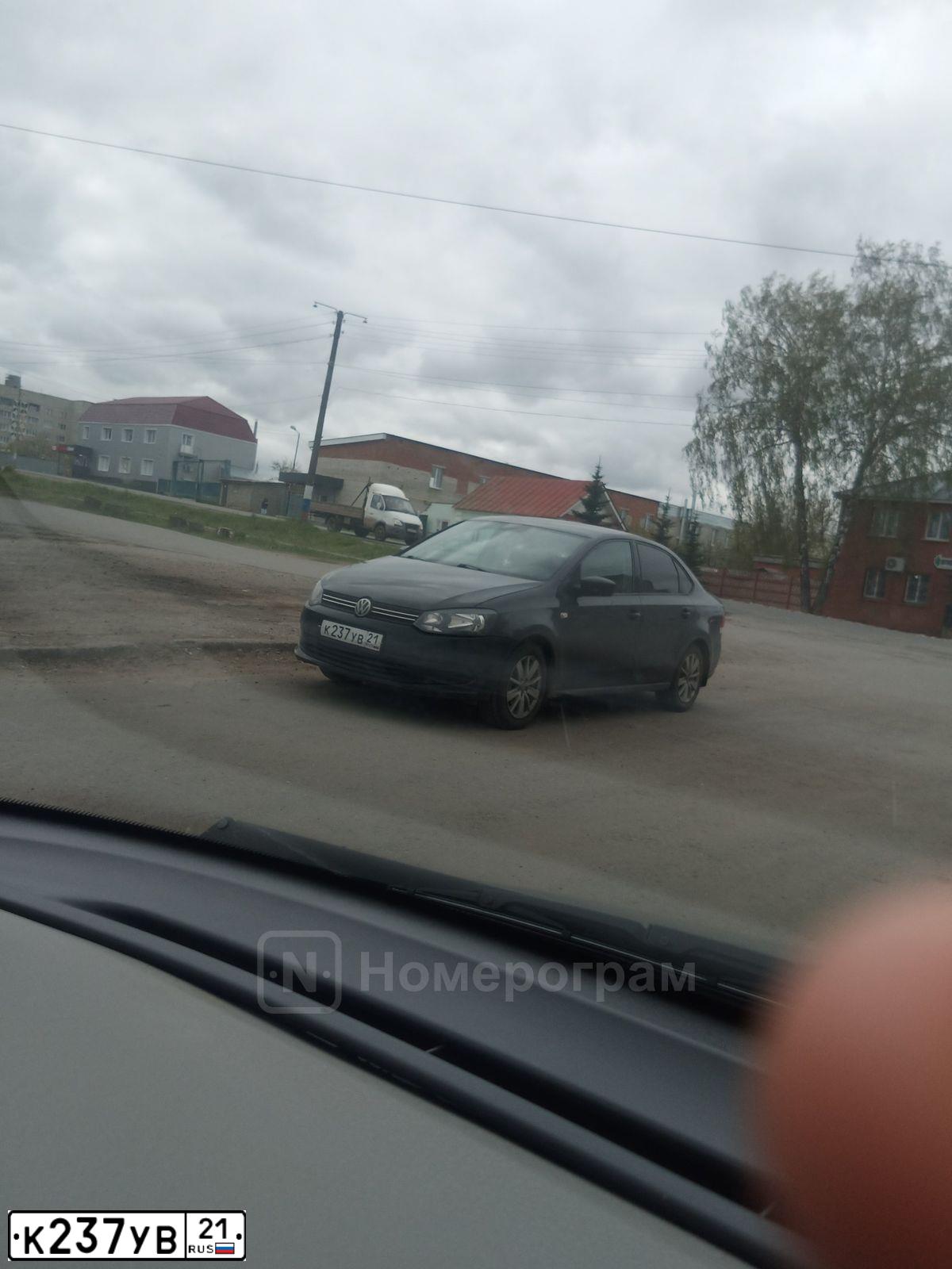Фото автомобиля VOLKSWAGEN POLO, 2013 — госномер К237УВ21. Цвет: СЕРЫЙ