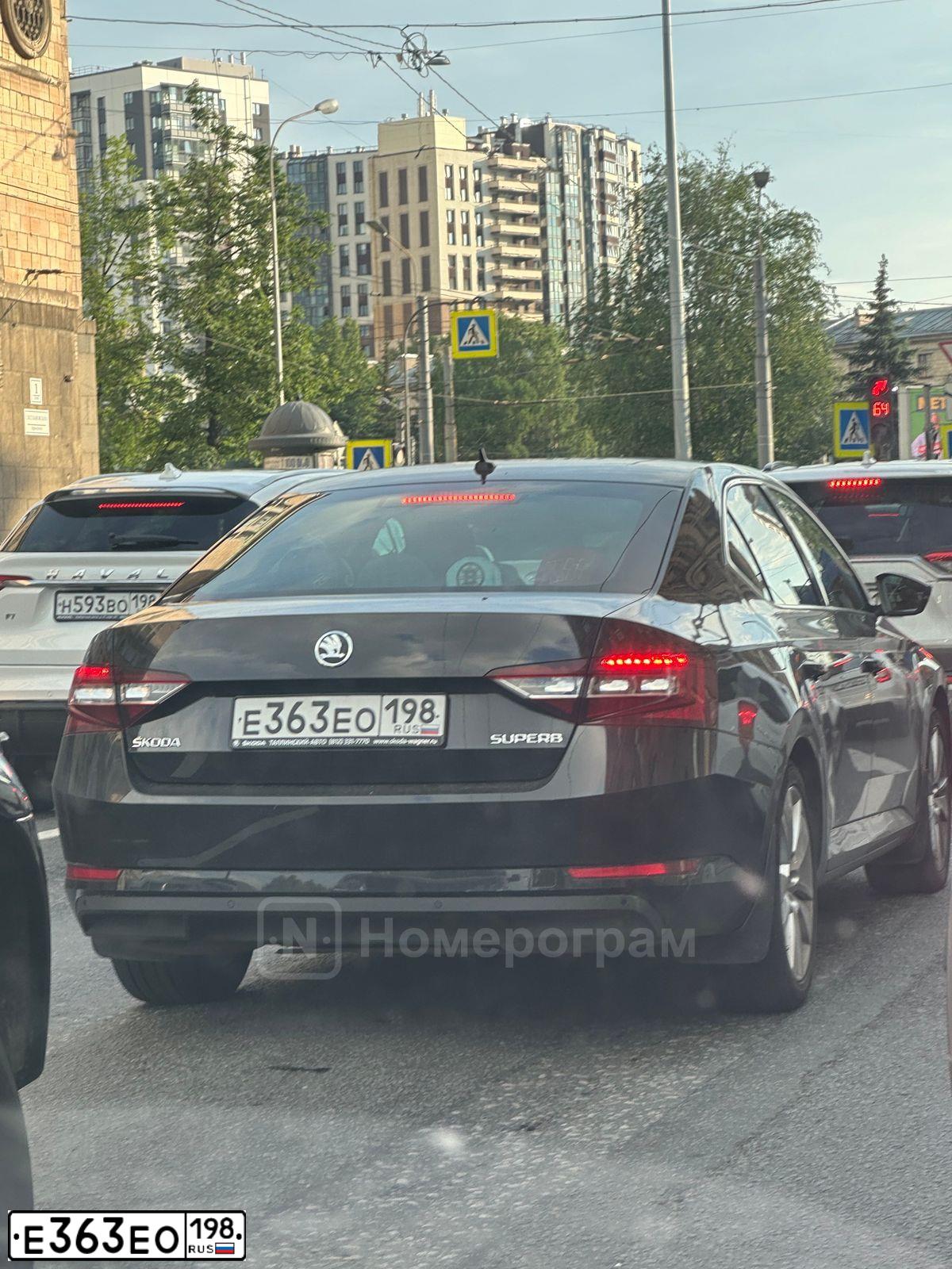 Фото автомобиля SKODA SUPERB, 2019 — госномер Е363ЕО198. Цвет: ЧЕРНЫЙ