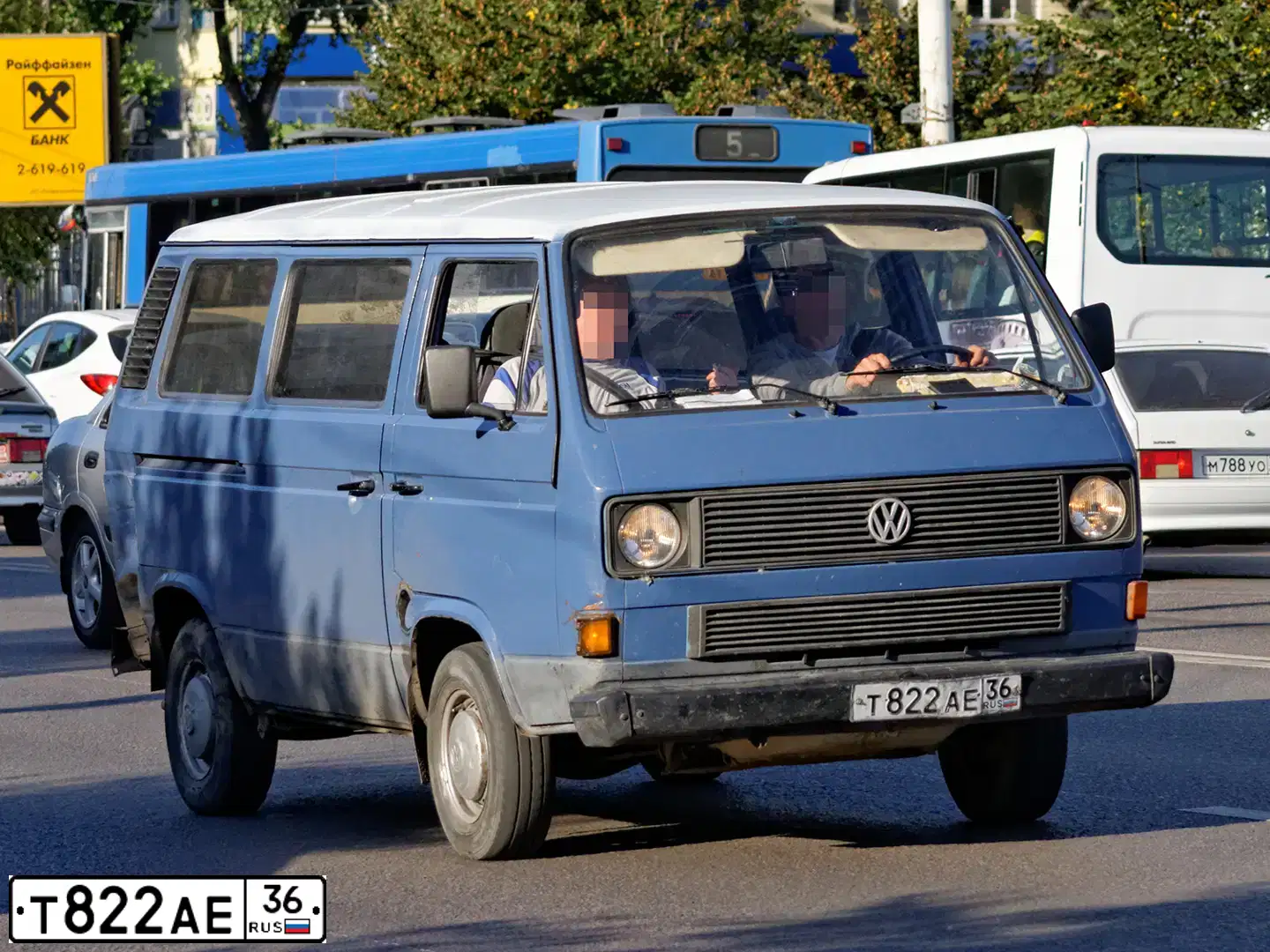 Фото автомобиля VOLKSWAGEN TRANSPORTER, 1986 — госномер Т822АЕ36. Цвет: СИНИЙ