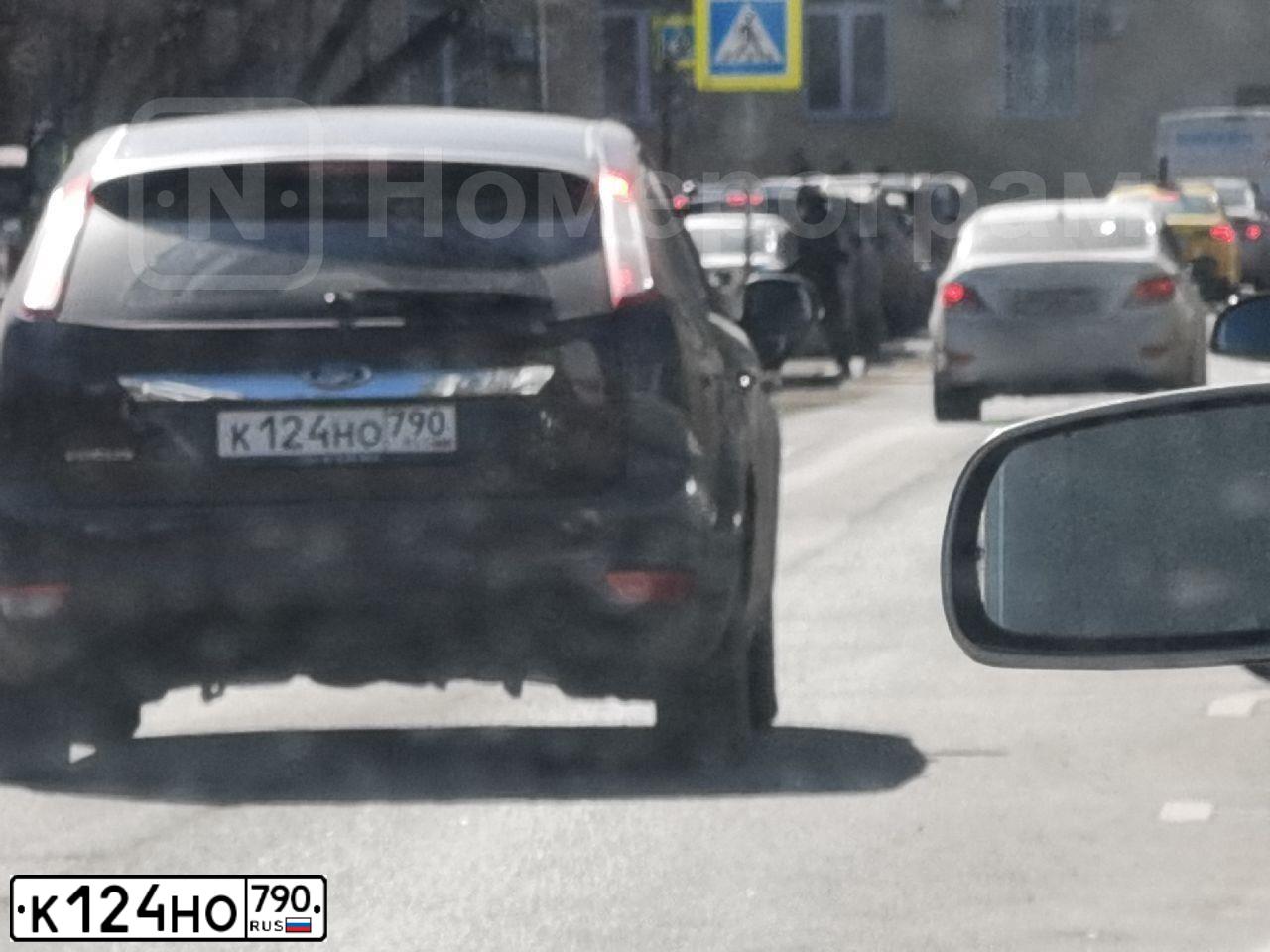 Фото автомобиля FORD FOCUS, 2010 — госномер К124НО790. Цвет: ФИОЛЕТОВЫЙ