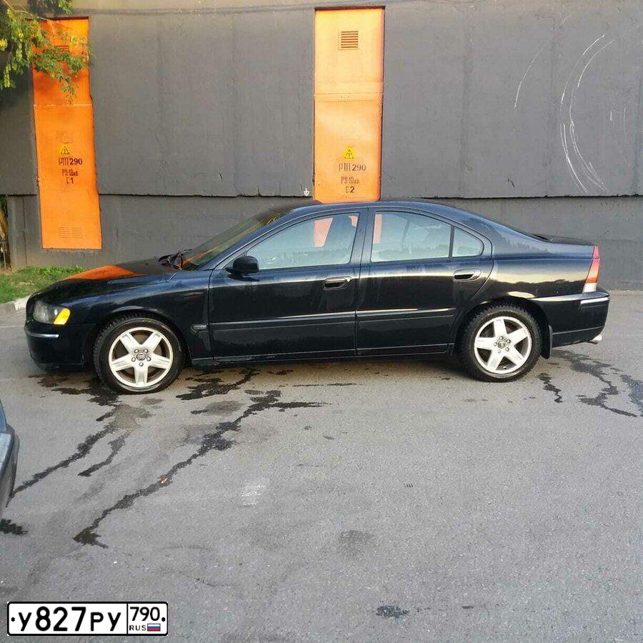 Фото автомобиля VOLVO S60, 2006 — госномер У827РУ790. Цвет: ЧЕРНЫЙ