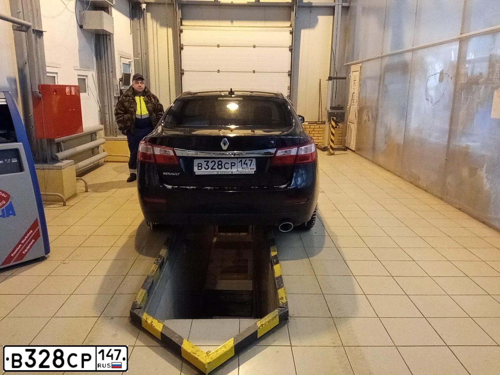 Фото автомобиля RENAULT LATITUDE, 2013 — госномер М620НК82. Цвет: ЧЕРНЫЙ