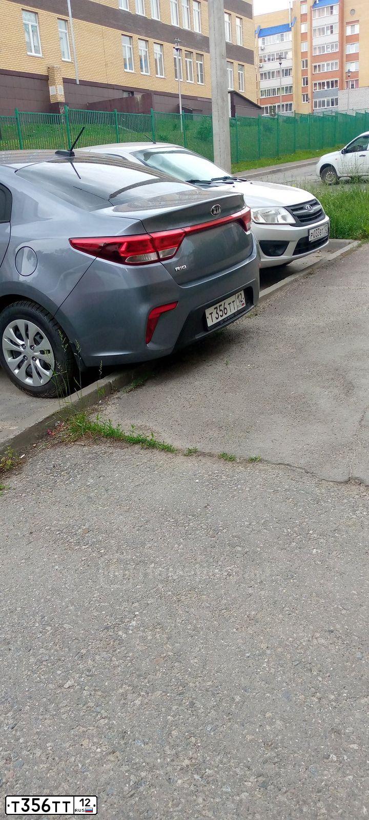 Фото автомобиля KIA RIO, 2017 — госномер М480ХС21. Цвет: СЕРЫЙ