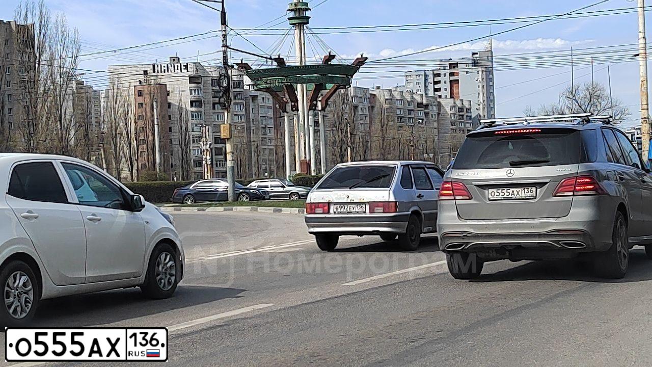 Фото автомобиля MERCEDES GLE-KLASSE, 2015 — госномер О555АХ136. Цвет: СЕРЫЙ