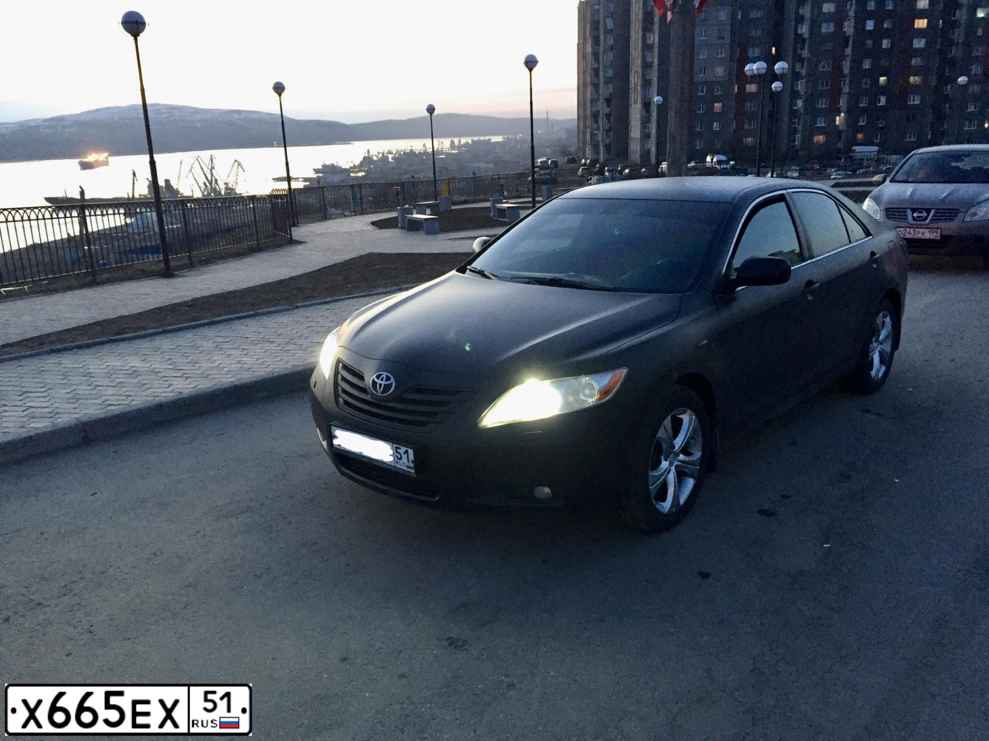 Фото автомобиля TOYOTA CAMRY, 2008 — госномер К239НК51. Цвет: ЧЕРНЫЙ