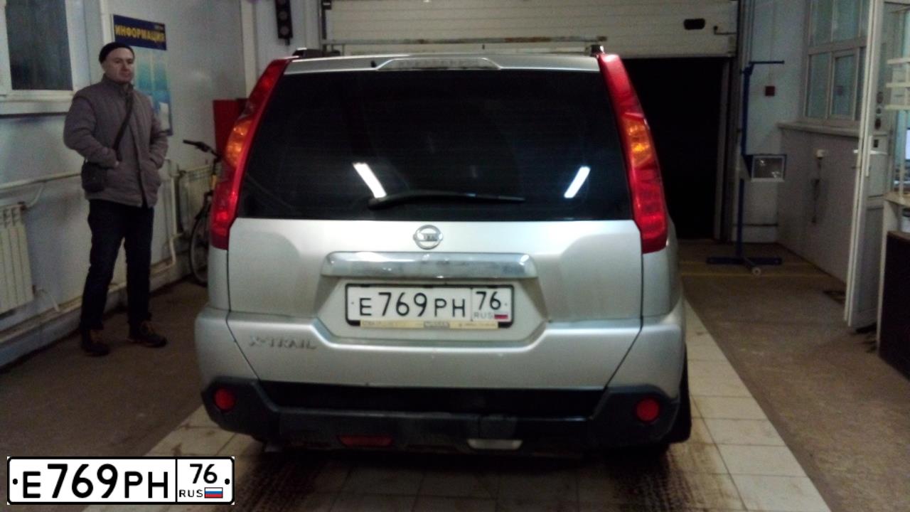Фото автомобиля NISSAN X-TRAIL, 2008 — госномер Е769РН76. Цвет: СВЕТЛО-СЕРЫЙ