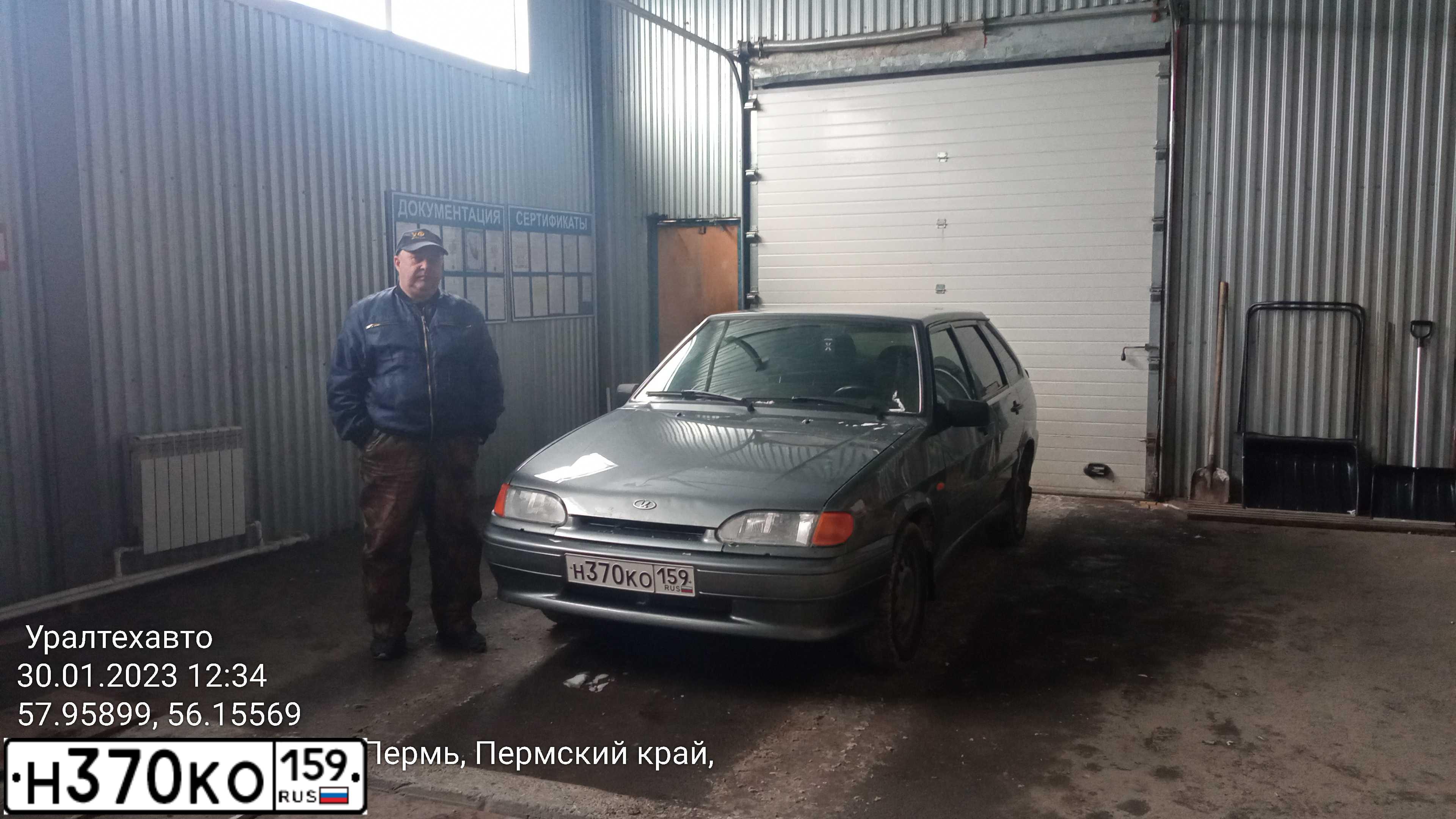Фото автомобиля LADA 2114 SAMARA, 2008 — госномер М100УЕ159. Цвет: СЕРЫЙ