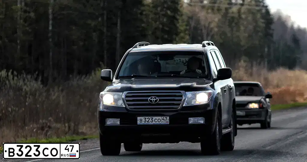 Фото автомобиля TOYOTA LANDCRUISER 200, 2011 — госномер В712РР89. Цвет: ЧЕРНЫЙ