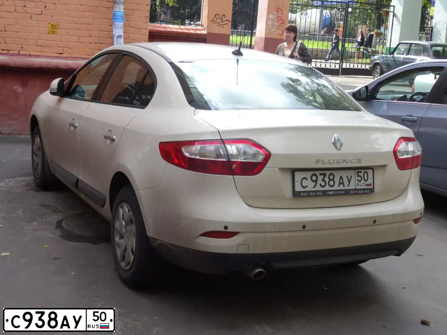 Фото автомобиля RENAULT FLUENCE, 2013 — госномер С938АУ50. Цвет: БЕЛЫЙ