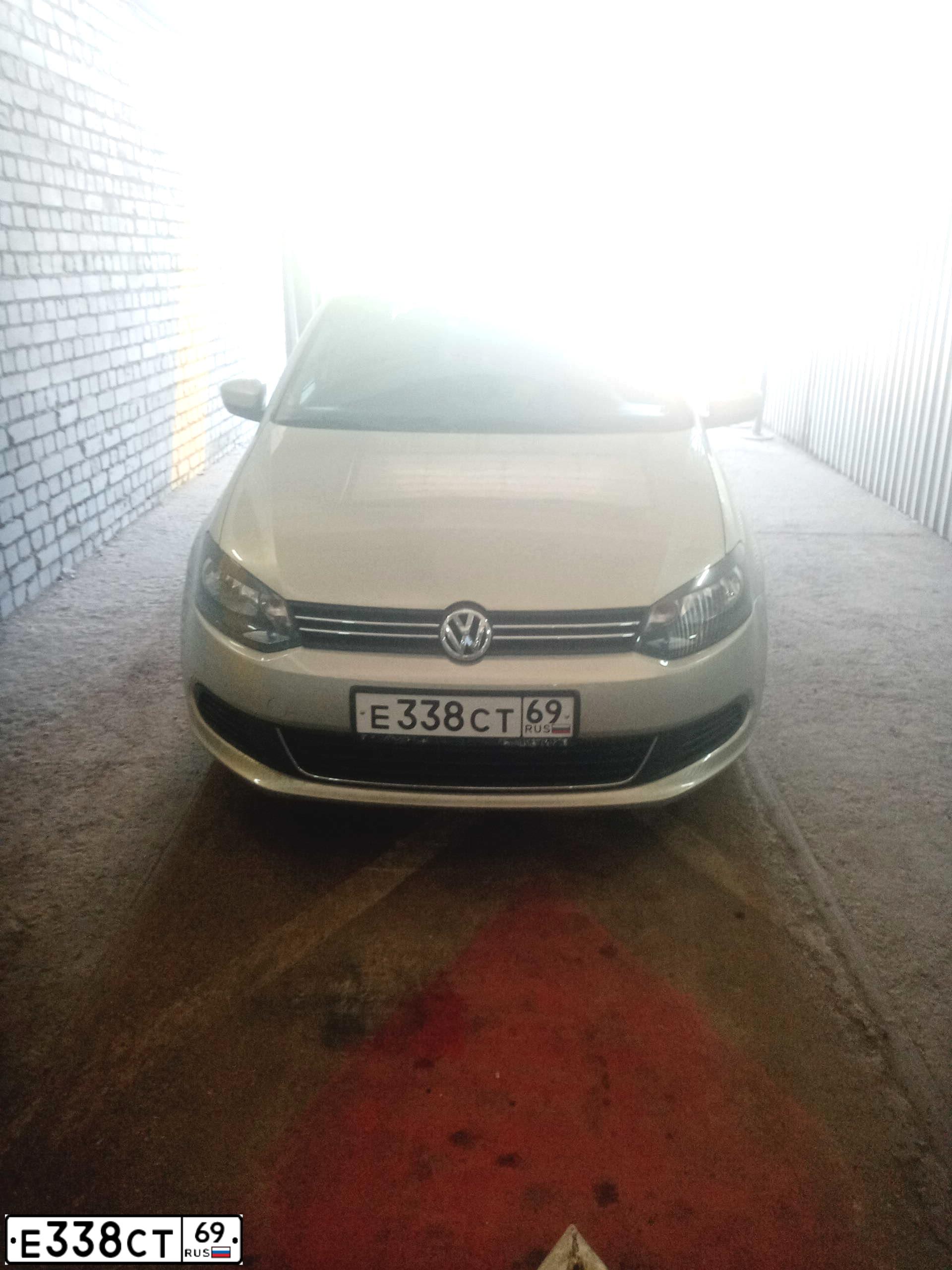 Фото автомобиля VOLKSWAGEN POLO, 2011 — госномер Е338СТ69. Цвет: Серебристо-Желтый
