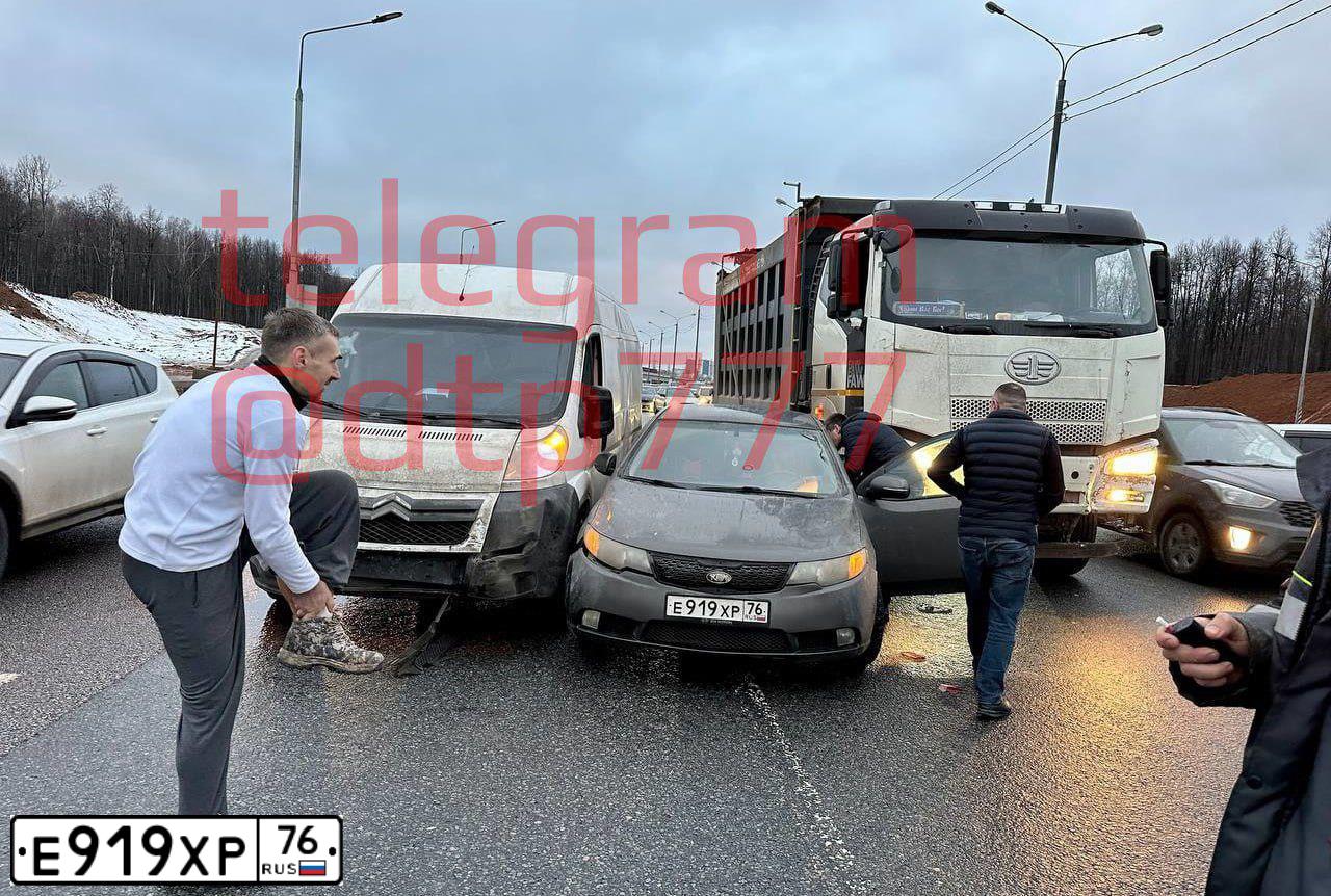 Фото автомобиля KIA CERATO, 2013 — госномер Е919ХР76. Цвет: СЕРЫЙ