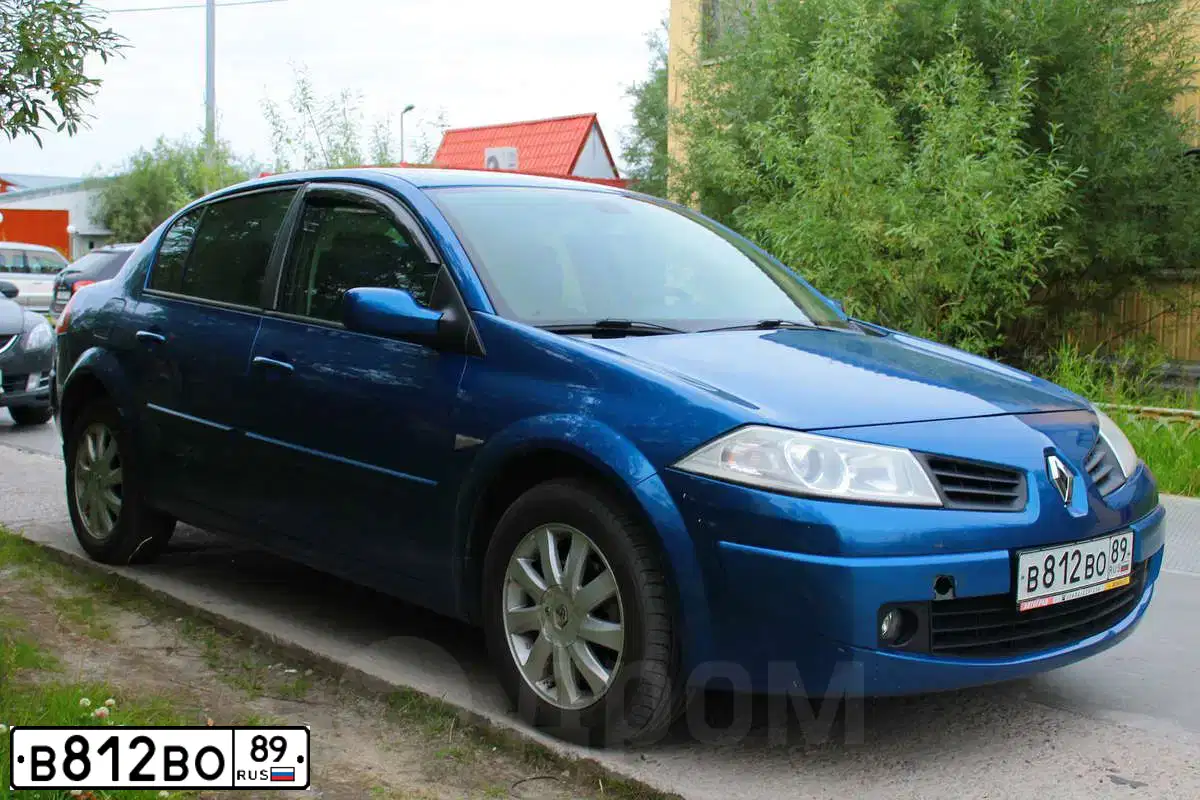 Фото автомобиля RENAULT MEGANE, 2007 — госномер В812ВО89. Цвет: СИНЕ-ГОЛУБОЙ