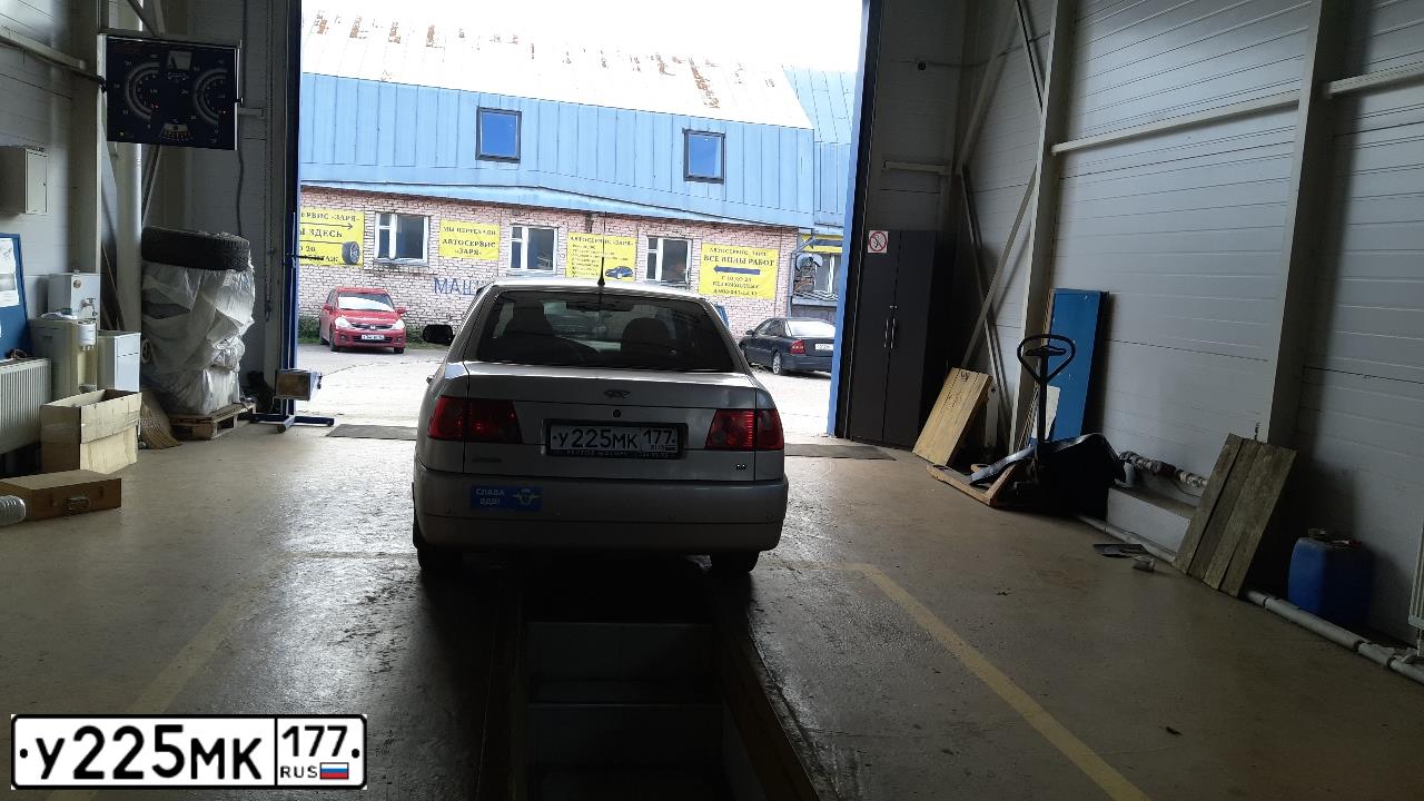 Фото автомобиля CHERY AMULET /FLAGCLOUD/, 2006 — госномер У225МК177. Цвет: СЕРЫЙ
