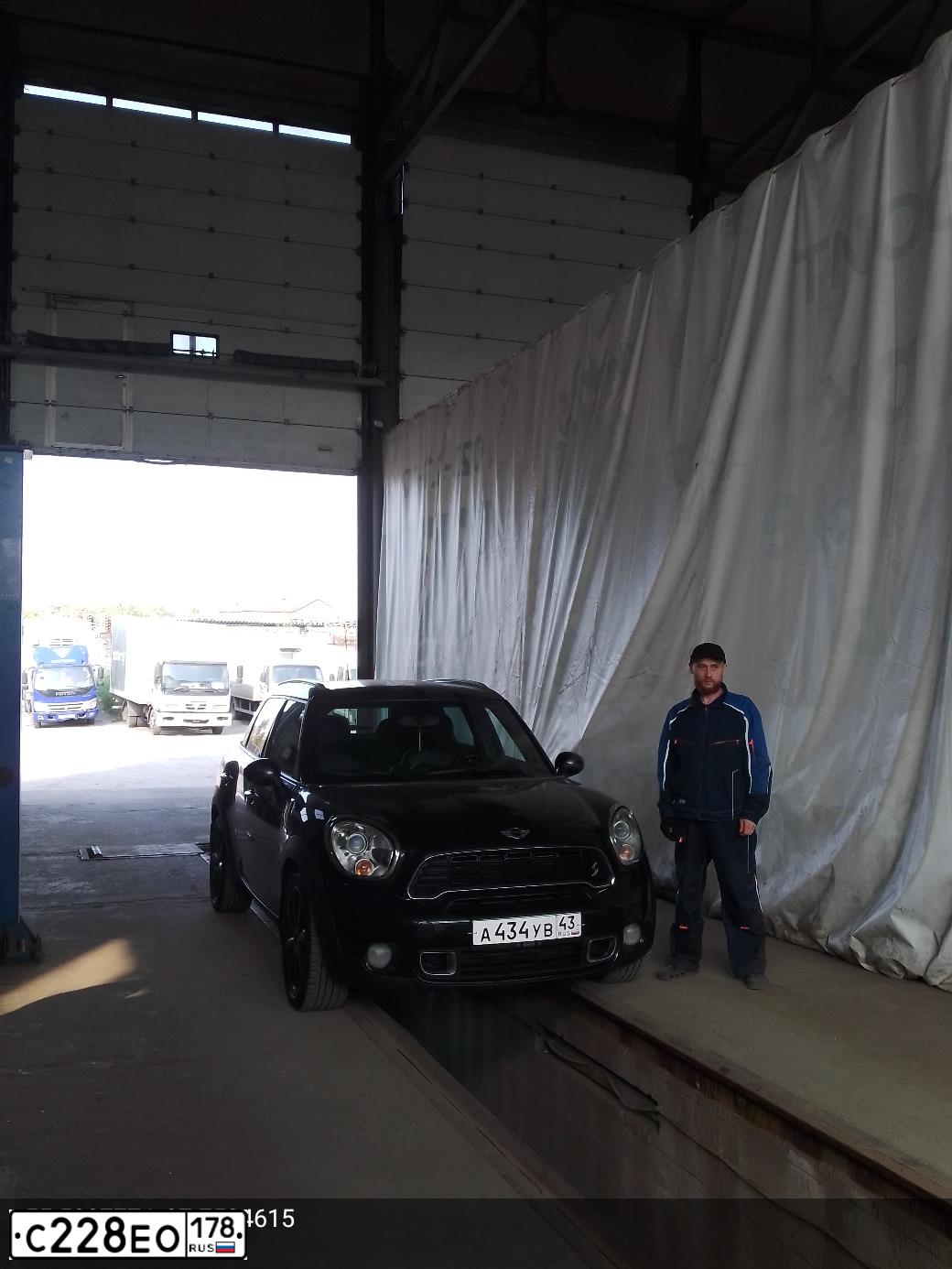 Фото автомобиля MINI MINI COOPER S COUNTRYMAN ALL4, 2011 — госномер Н282НН98. Цвет: МУЛЬТИЦВЕТ