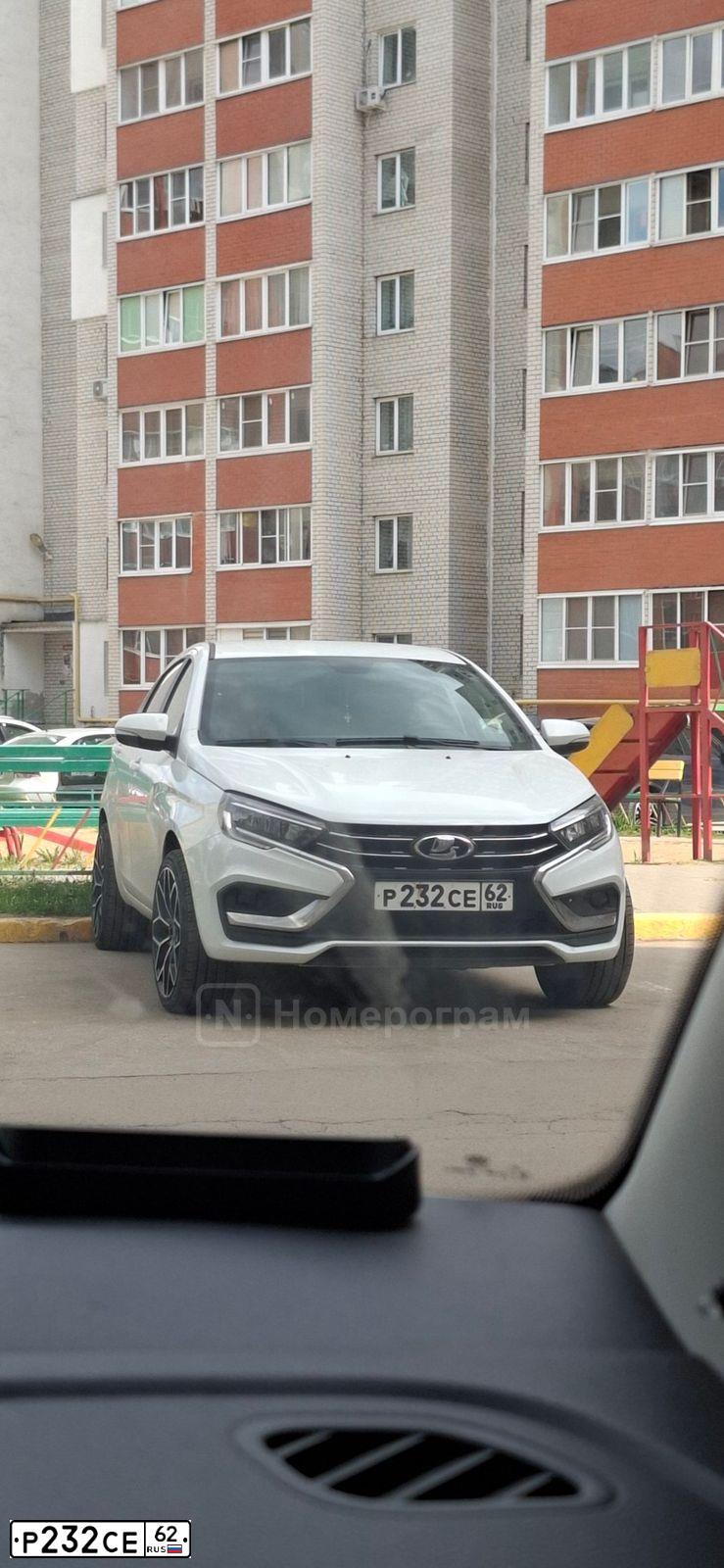 Фото автомобиля LADA 2190 GRANTA, 2014 — госномер Р232СЕ62. Цвет: Серо-Синий