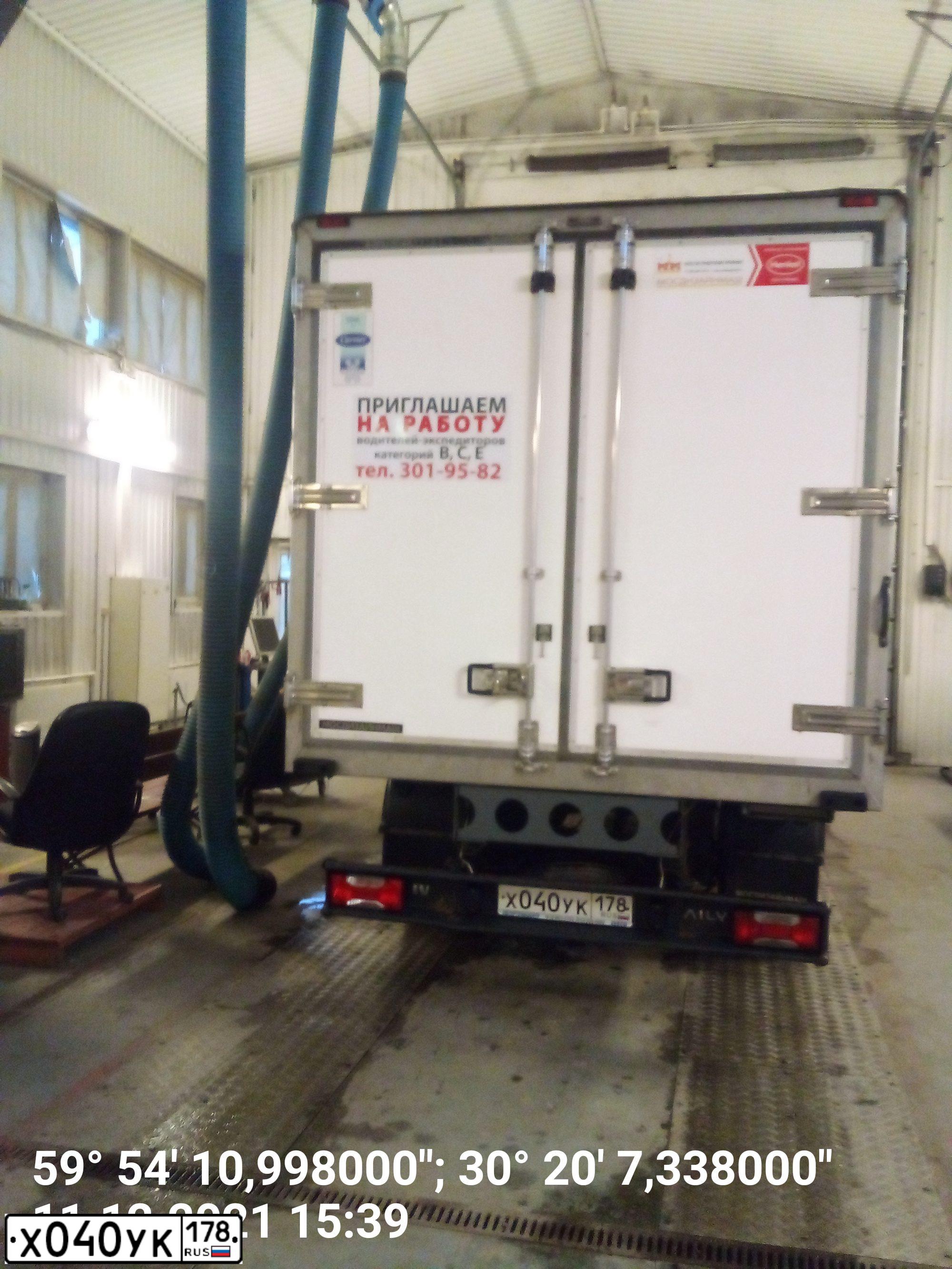 Фото автомобиля IVECO DAILY, 2017 — госномер Х040УК178. Цвет: БЕЛЫЙ