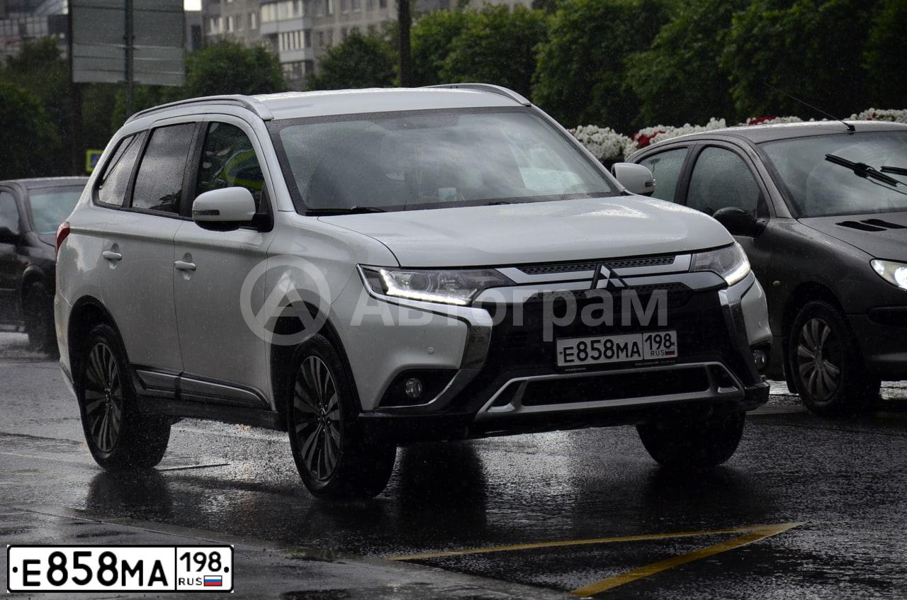 Фото автомобиля MITSUBISHI OUTLANDER, 2019 — госномер Е858МА198. Цвет: БЕЛЫЙ