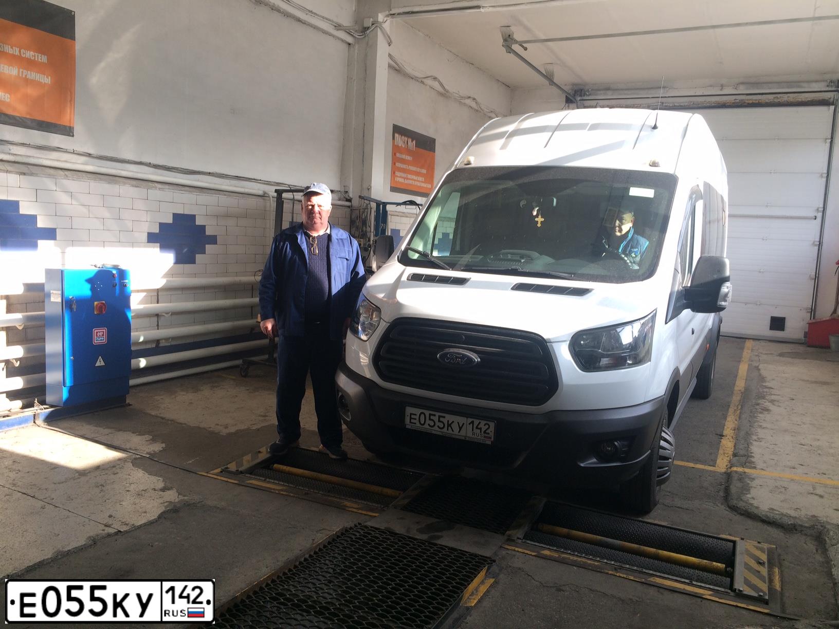 Фото автомобиля FORD TRANSIT, 2019 — госномер Р888НТ142. Цвет: Белый