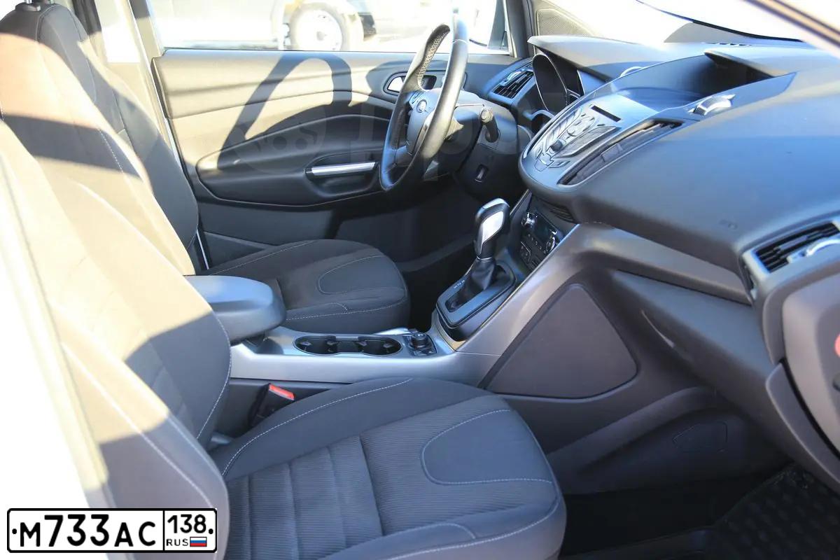 Фото автомобиля FORD KUGA, 2015 — госномер М733АС138. Цвет: Белый