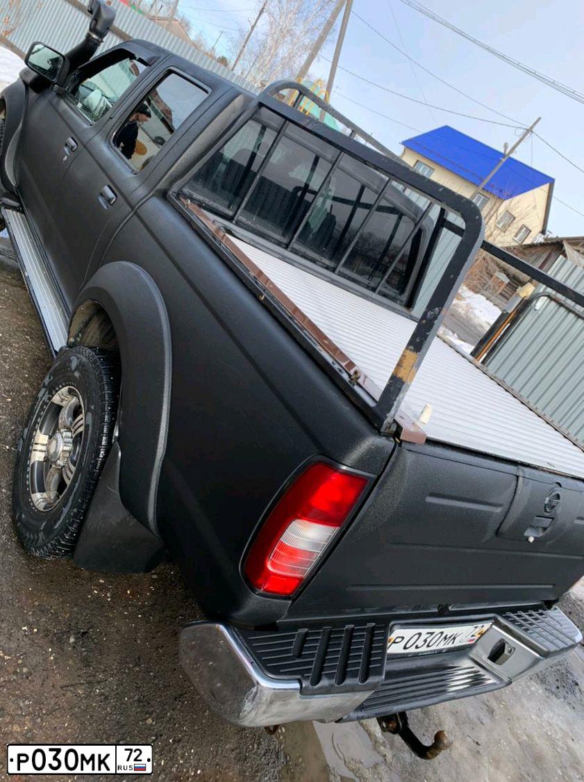 Фото автомобиля NISSAN NP 300, 2008 — госномер Р030МК72. Цвет: ЧЕРНЫЙ