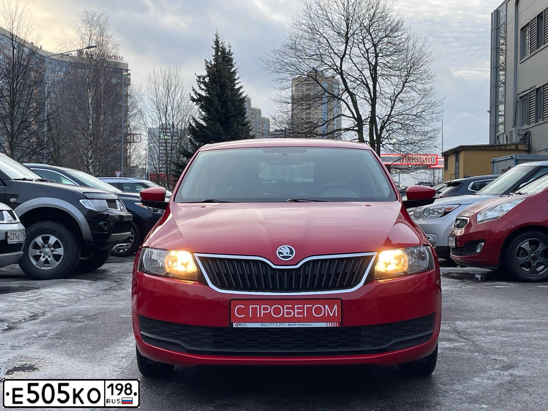 Фото автомобиля SKODA RAPID, 2019 — госномер Е505КО198. Цвет: КРАСНЫЙ
