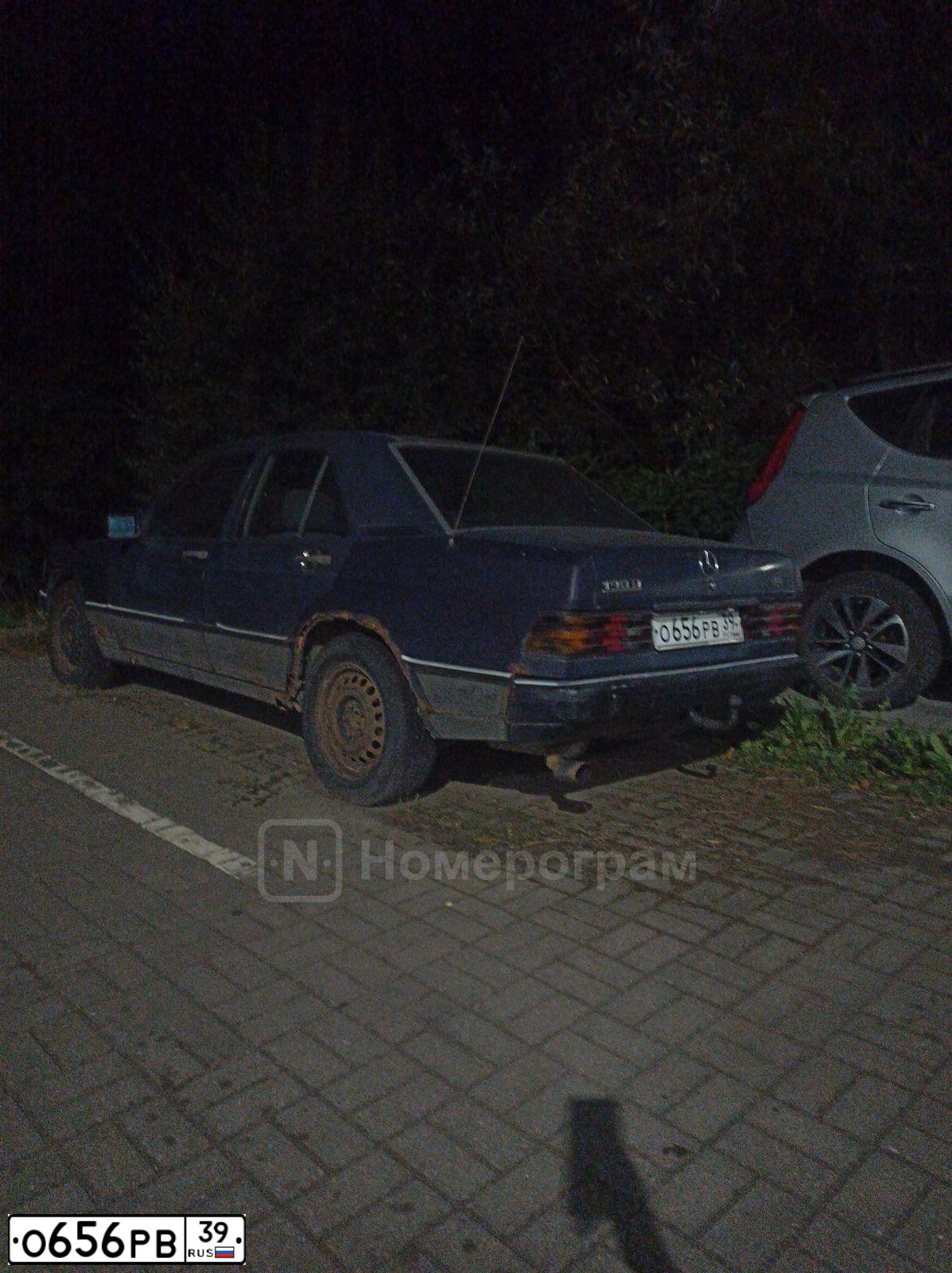 Фото автомобиля MERCEDES C-KLASSE, 1985 — госномер О656РВ39. Цвет: синий