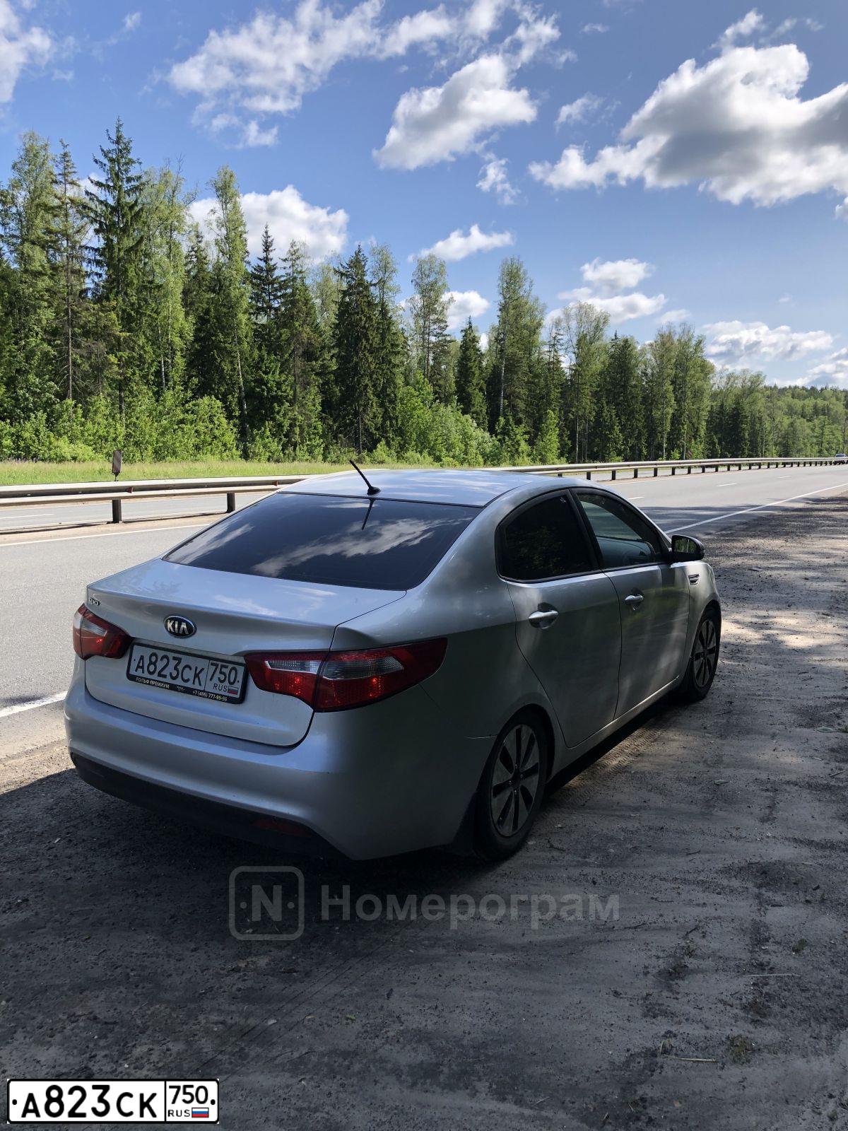 Фото автомобиля KIA RIO, 2013 — госномер А823СК750. Цвет: СЕРЕБРИСТЫЙ