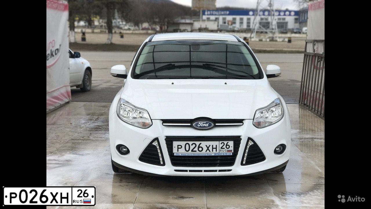 Фото автомобиля FORD FOCUS, 2013 — госномер Р026ХН26. Цвет: БЕЛЫЙ