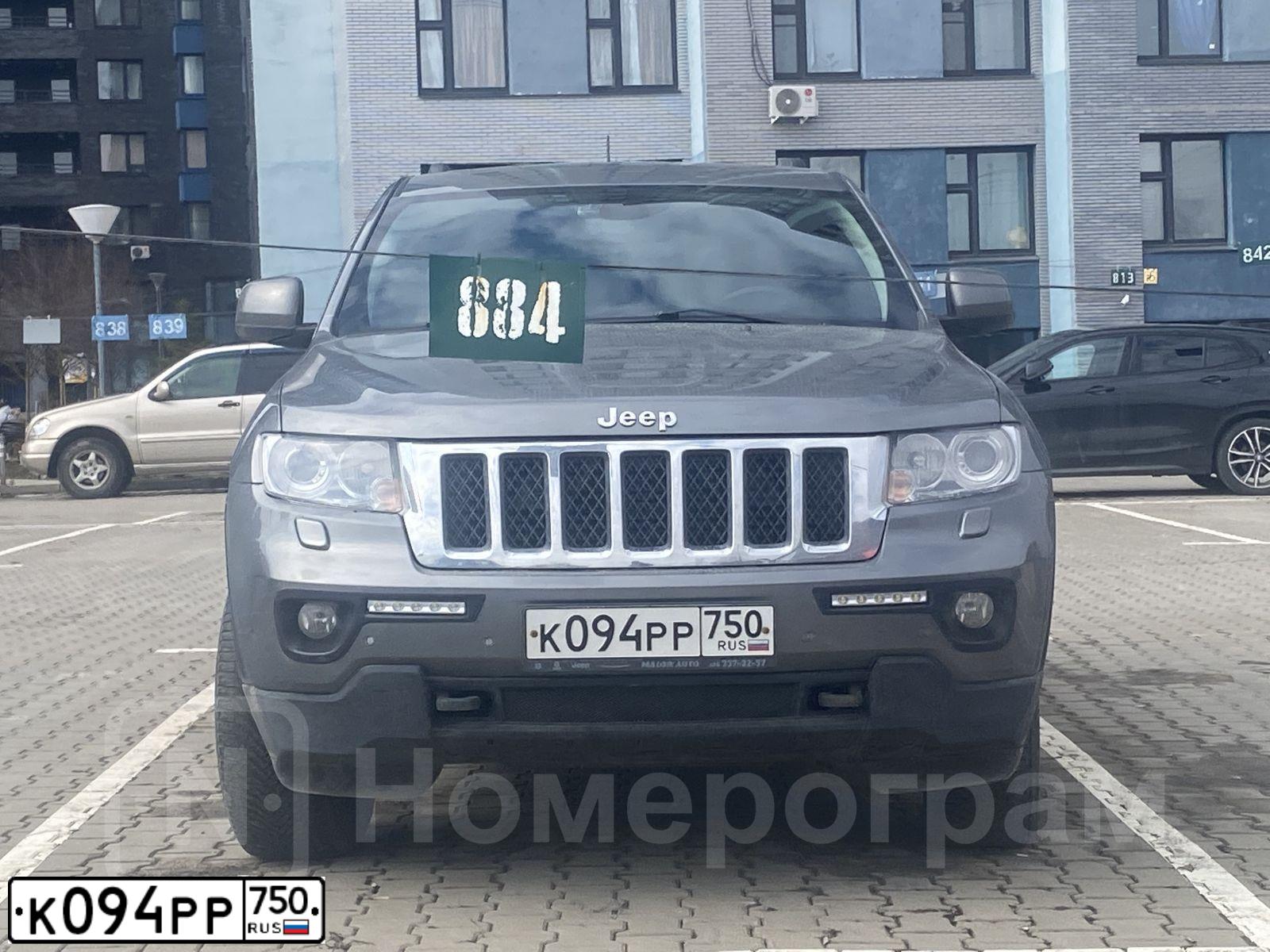 Фото автомобиля JEEP GRAND CHEROKEE, 2012 — госномер К094РР750. Цвет: СЕРЫЙ