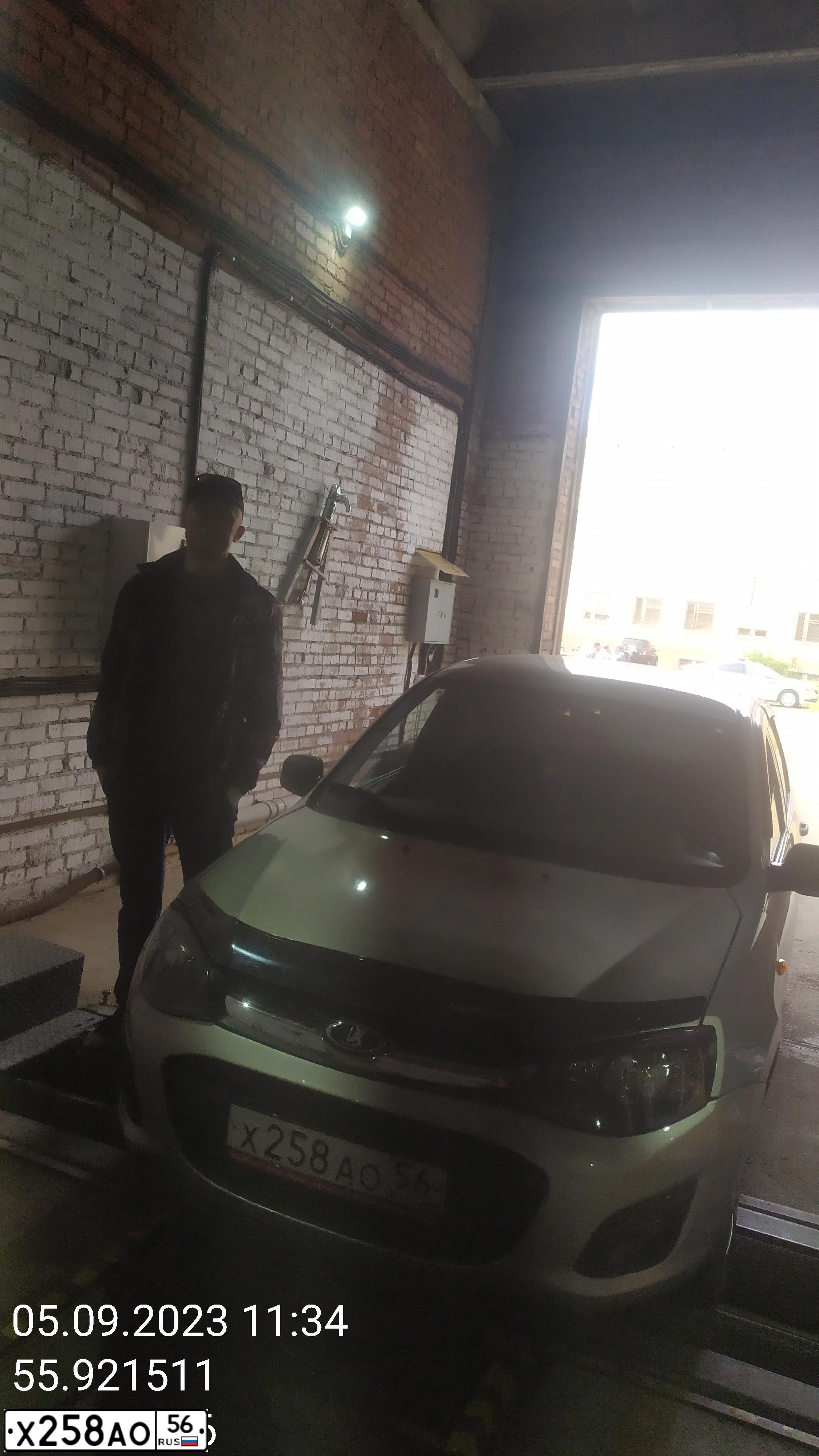 Фото автомобиля LADA 2192 KALINA, 2015 — госномер Х258АО56. Цвет: СЕРЕБРИСТЫЙ