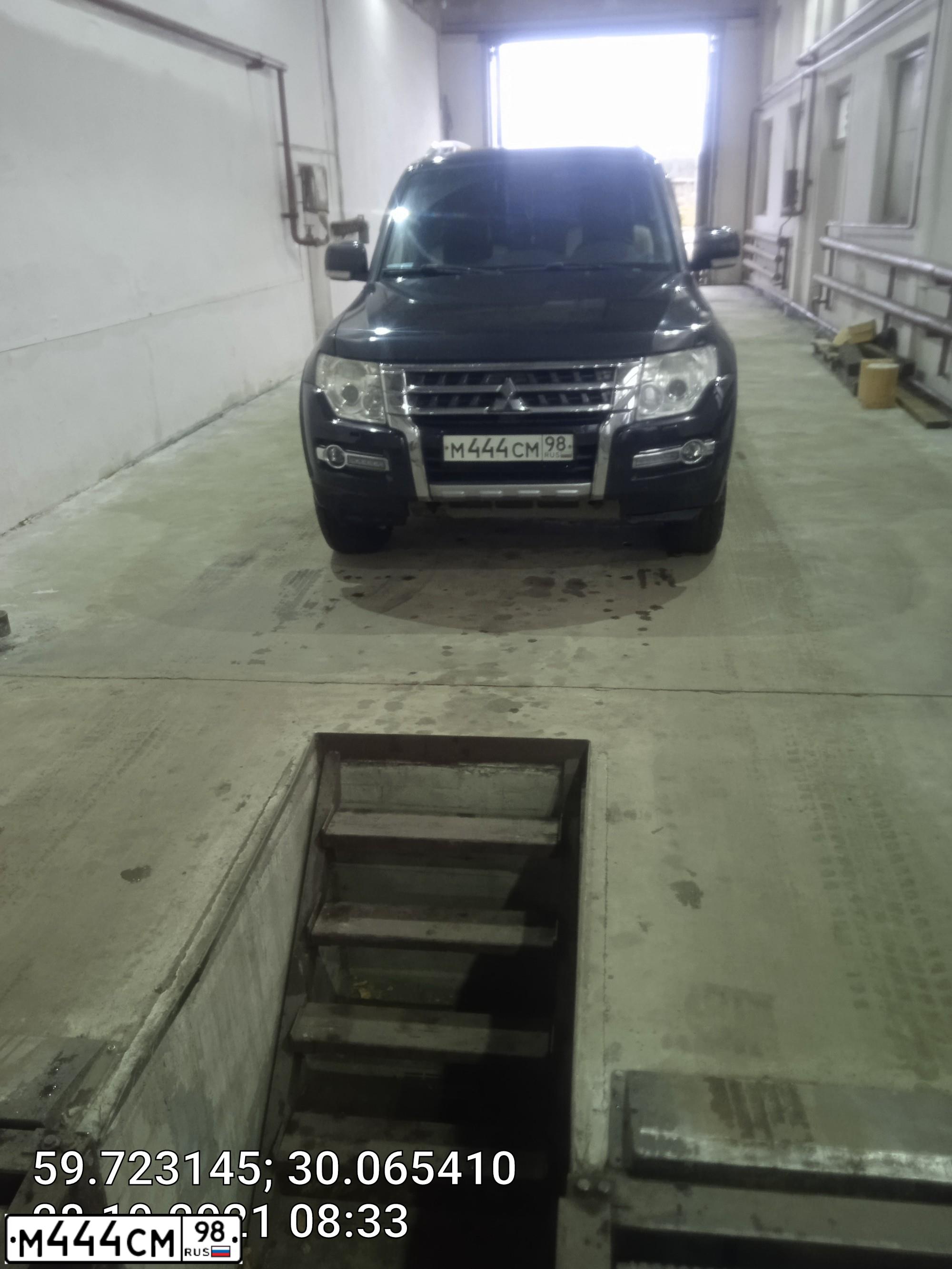 Фото автомобиля MITSUBISHI PAJERO, 2007 — госномер М444СМ98. Цвет: ЧЕРНЫЙ