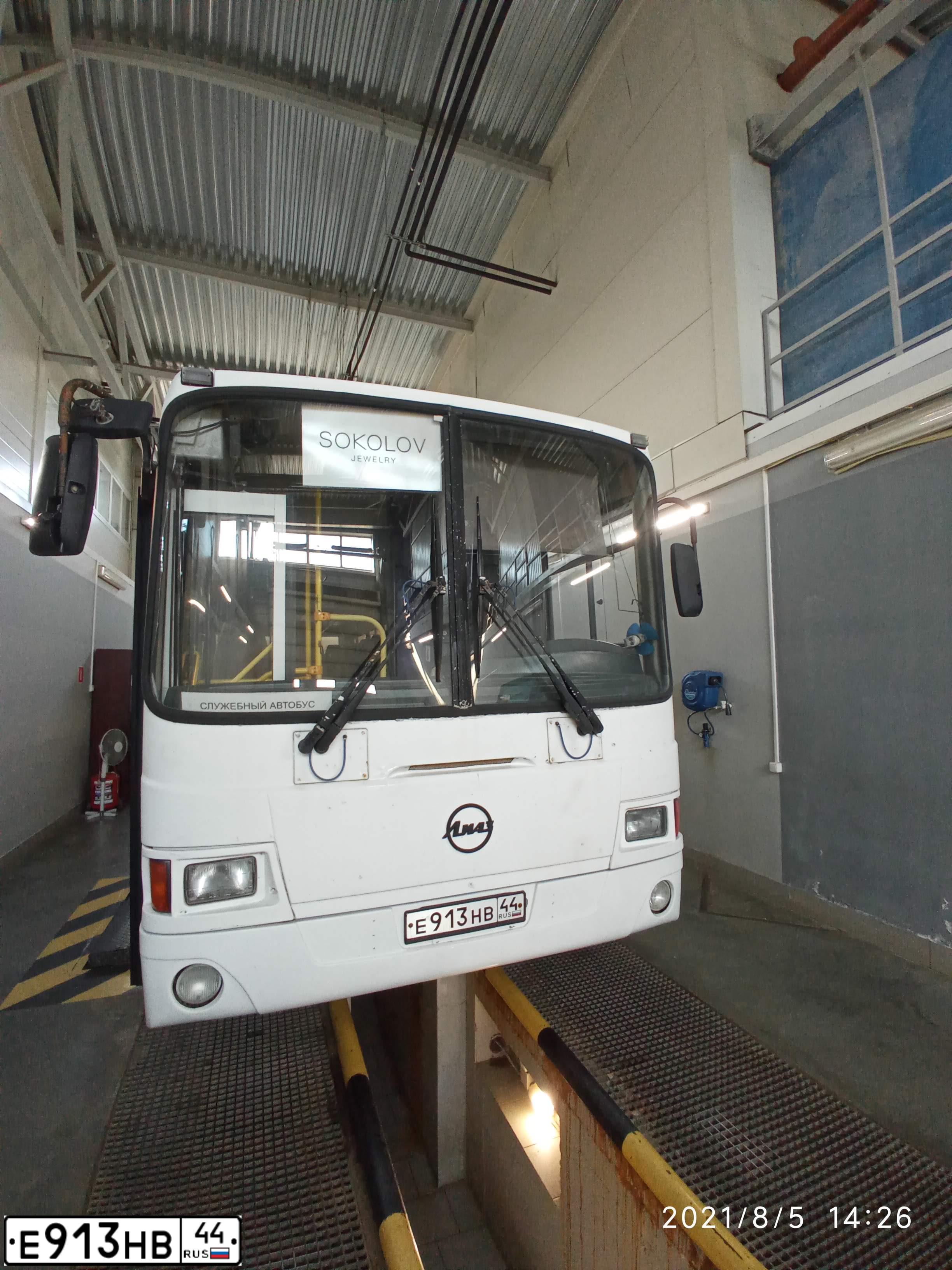 Фото автомобиля LIAZ 5256, 2010 — госномер Е913НВ44. Цвет: белый,синий